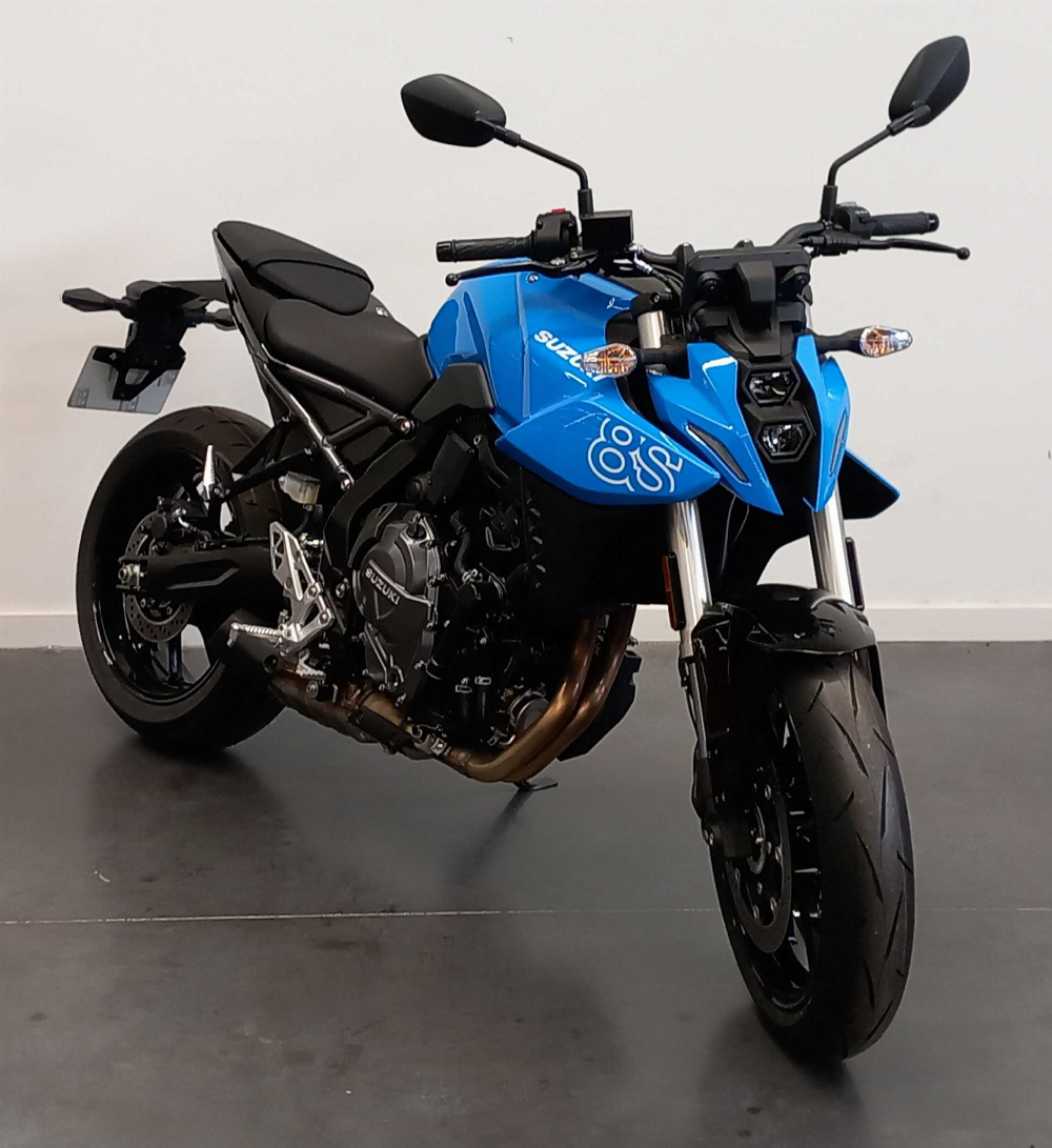Suzuki GSX 800 8S 2025 vue 3/4 droite