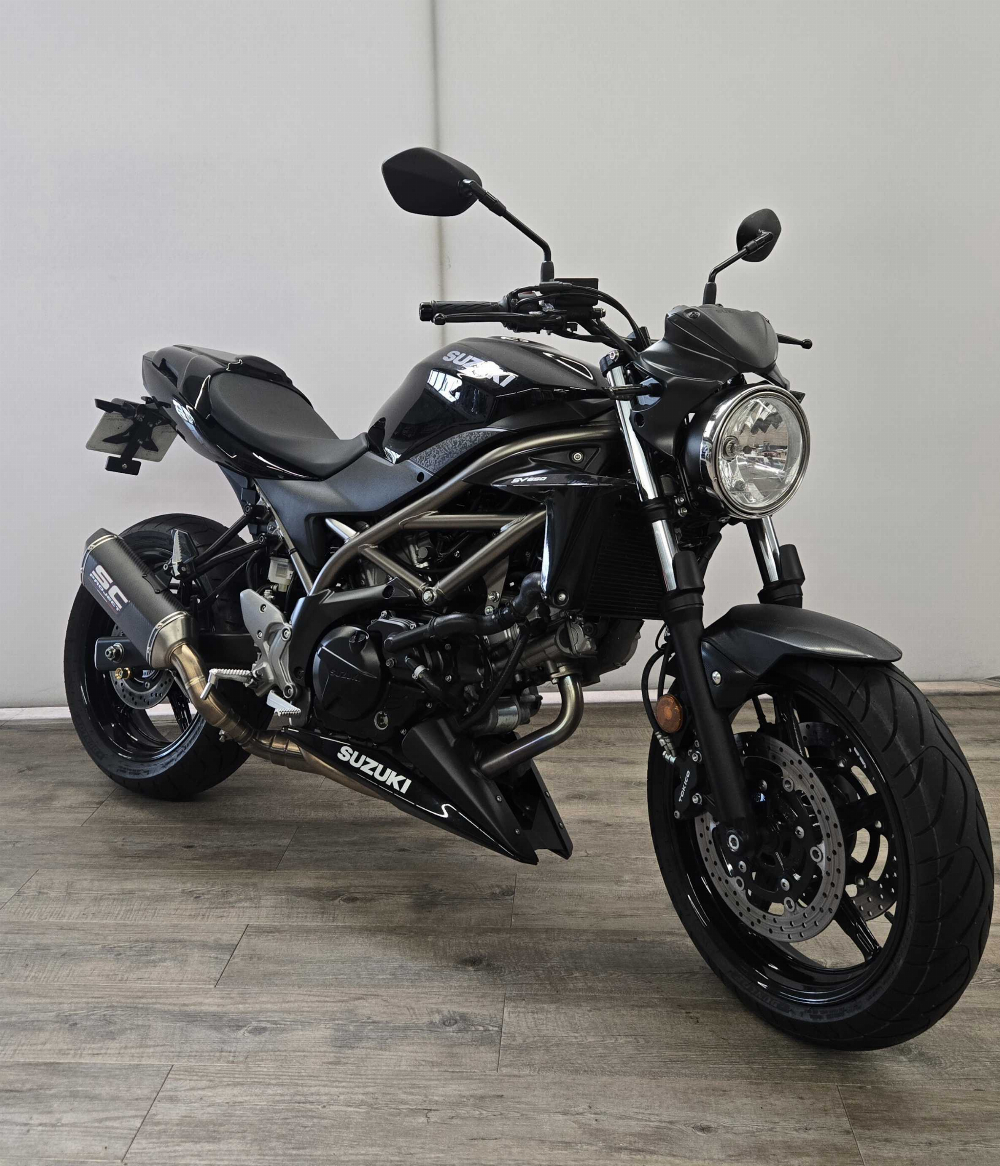 Suzuki SV 650 2022 vue 3/4 droite