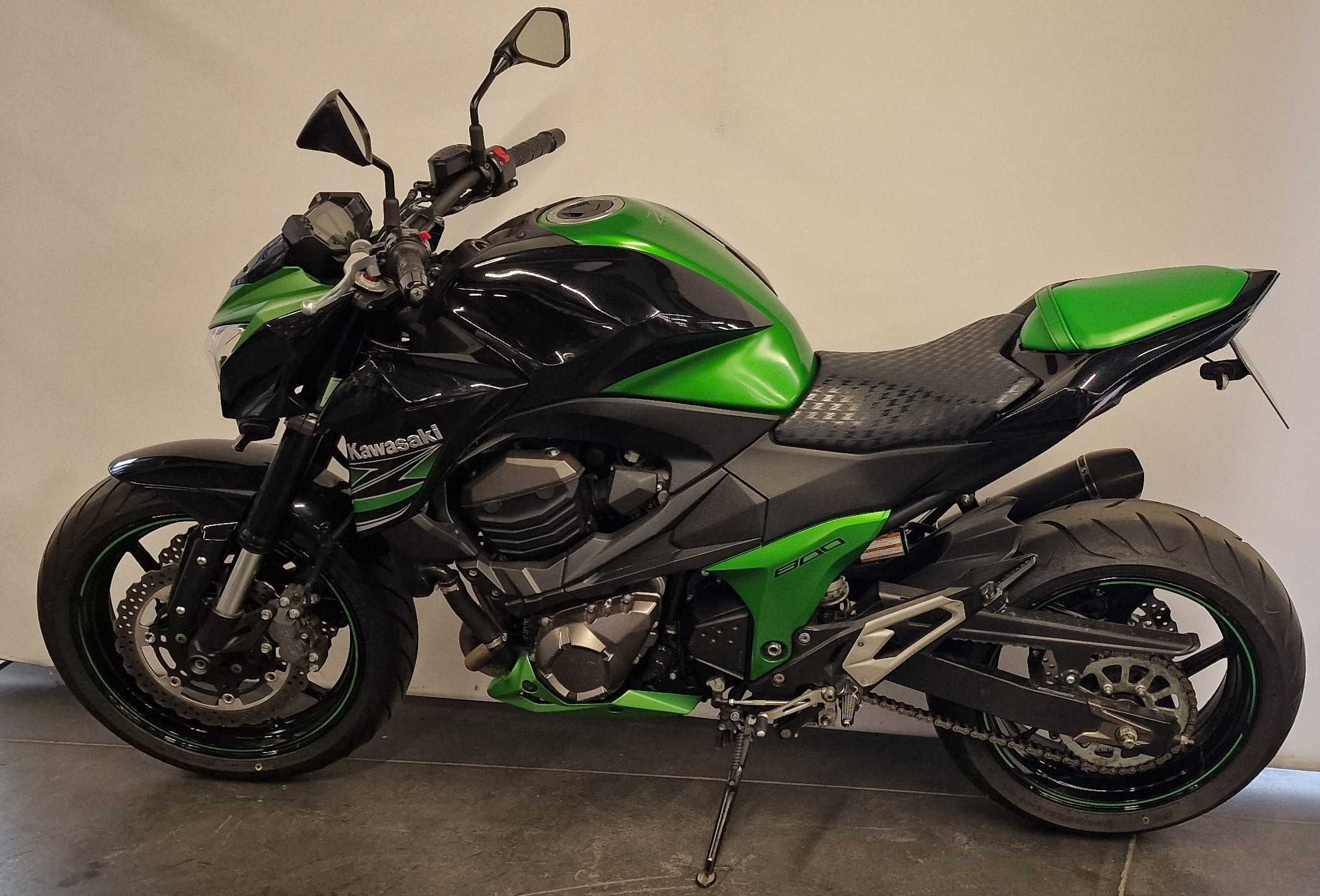 Kawasaki Z 800 2013 HD vue gauche