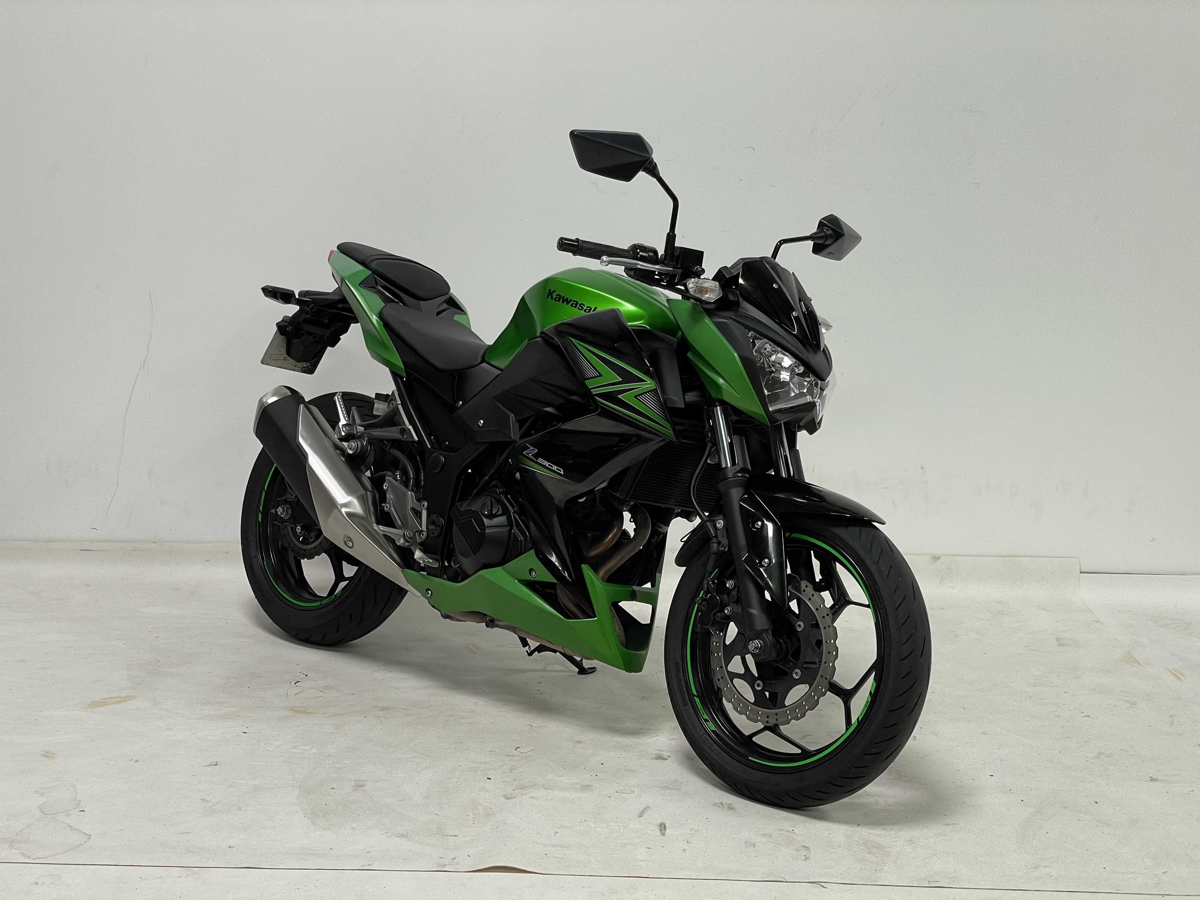 Kawasaki Z 300 2015 HD vue 3/4 droite