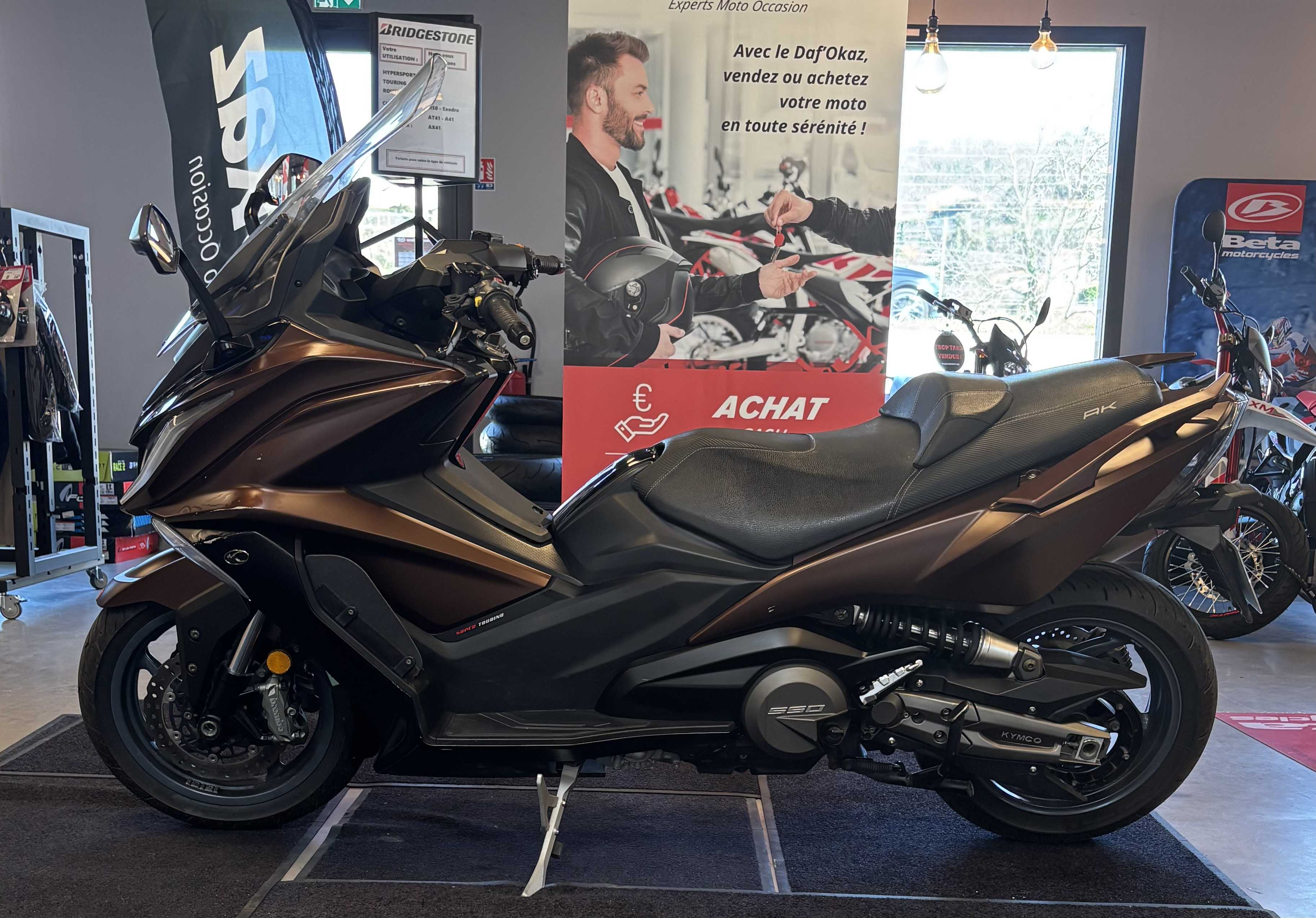 Kymco ak 550 2018 HD vue 3/4 droite