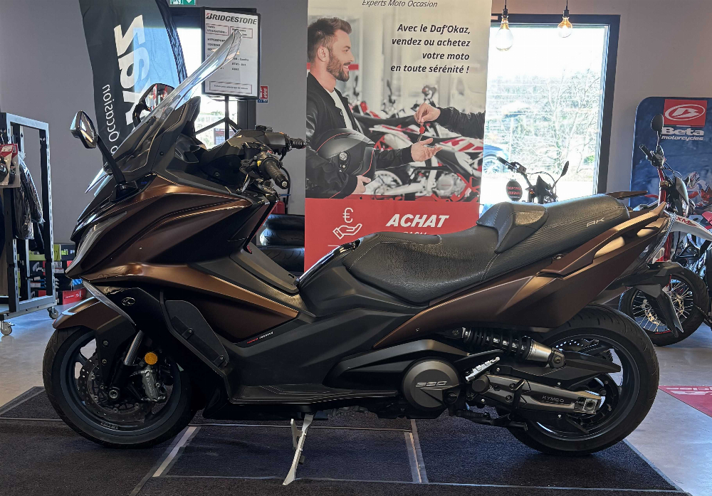 Kymco ak 550 2018 vue 3/4 droite