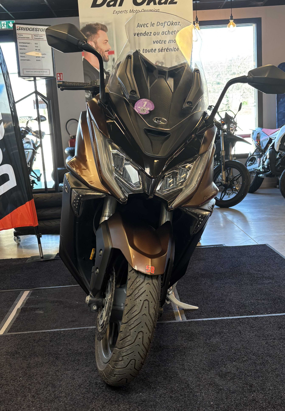 Kymco ak 550 2018 vue avant