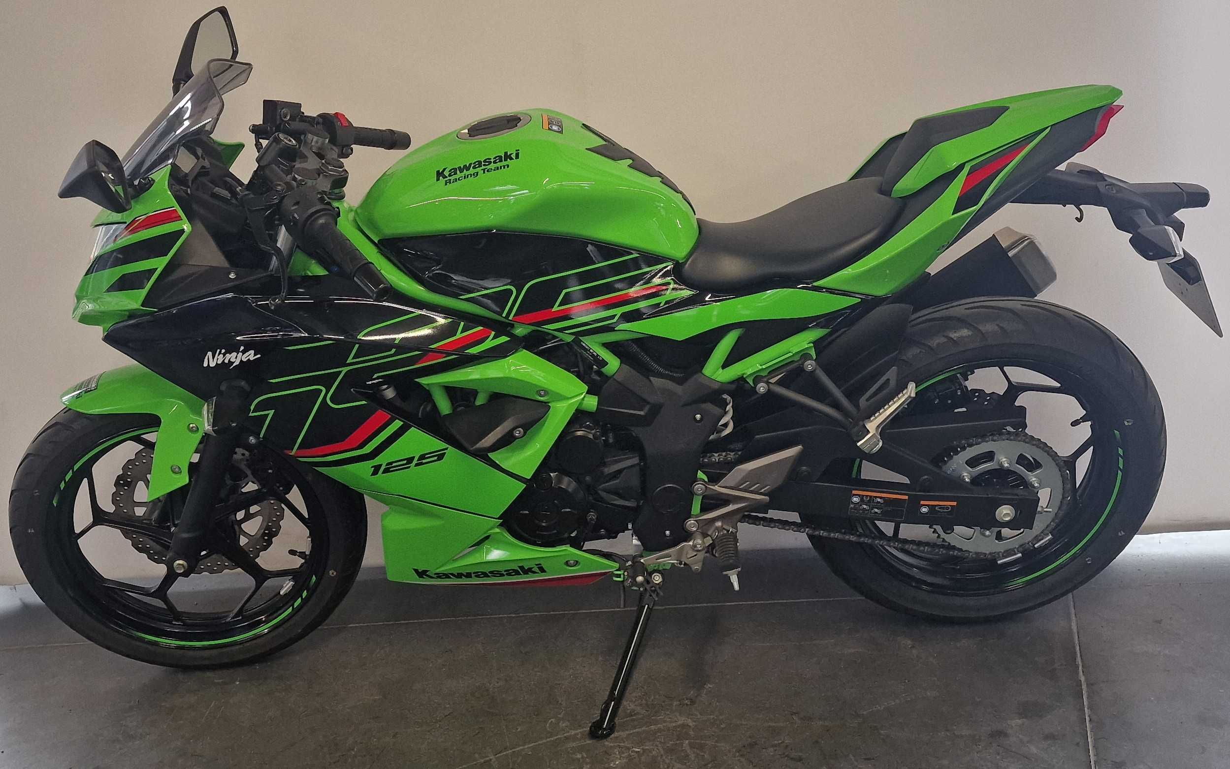 Kawasaki NINJA 125 2025 HD vue gauche