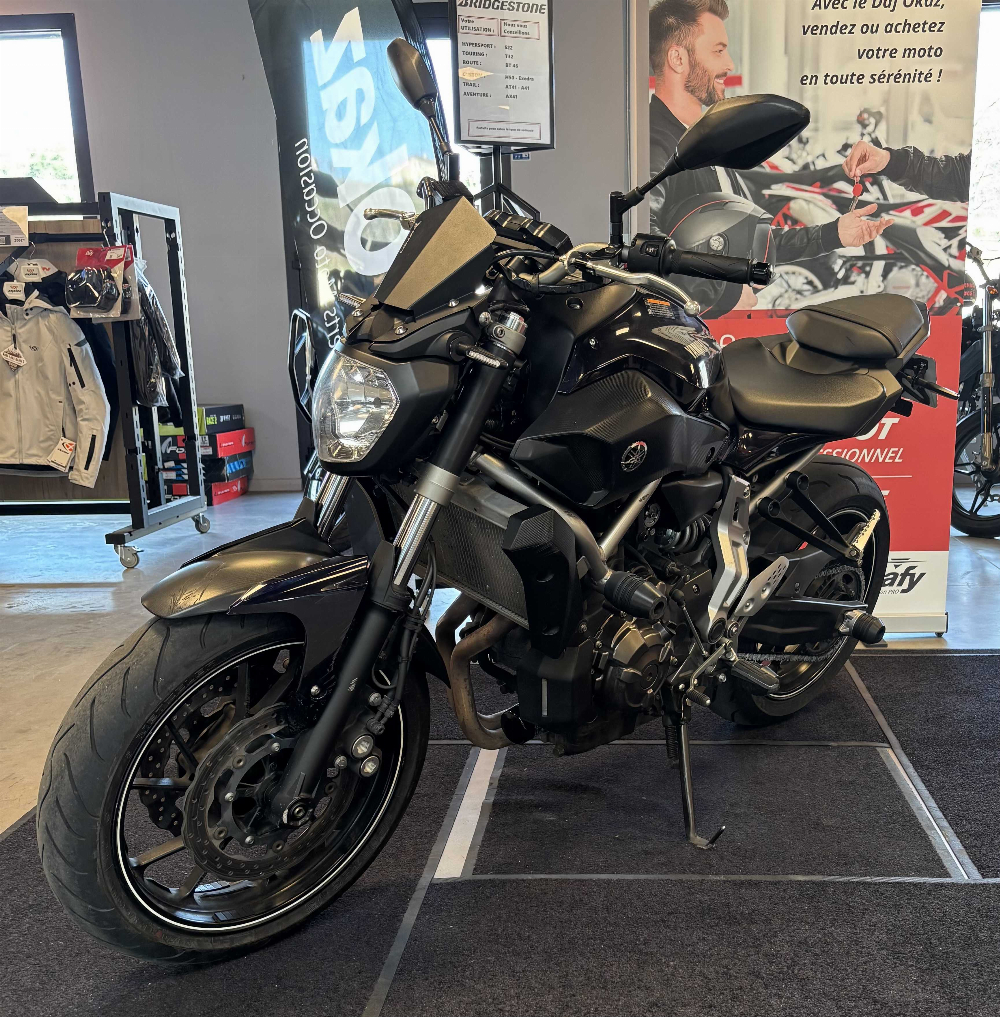 Yamaha MT-07 ABS 2015 vue 3/4 droite