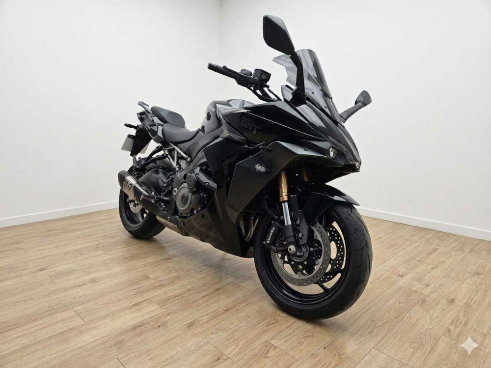 Suzuki GSX-S 1000 GT 2022 vue 3/4 droite