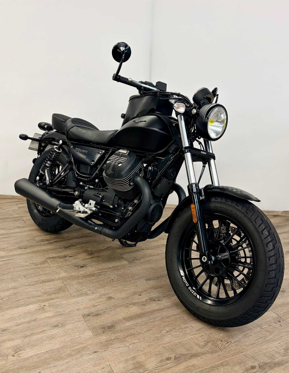 Moto Guzzi V9 BOBBER V9 BOBBER 2020 vue 3/4 droite