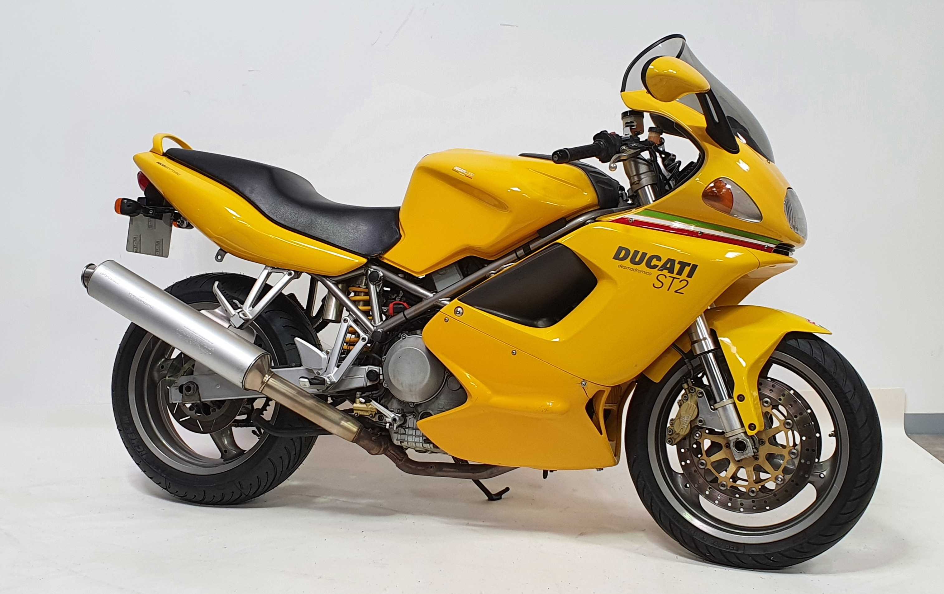 Ducati 900 ST2 2001 HD vue 3/4 droite