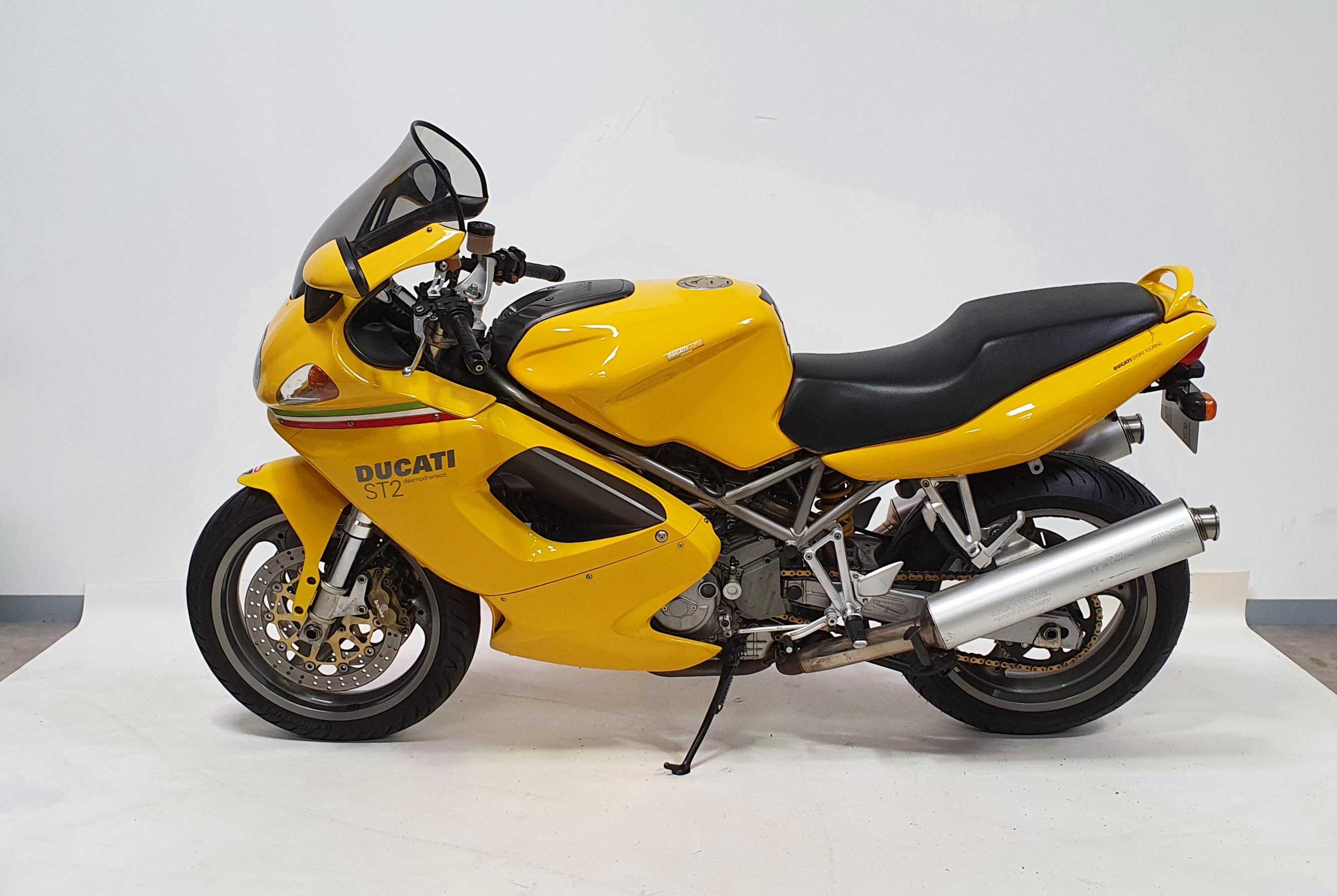 Ducati 900 ST2 2001 HD vue gauche