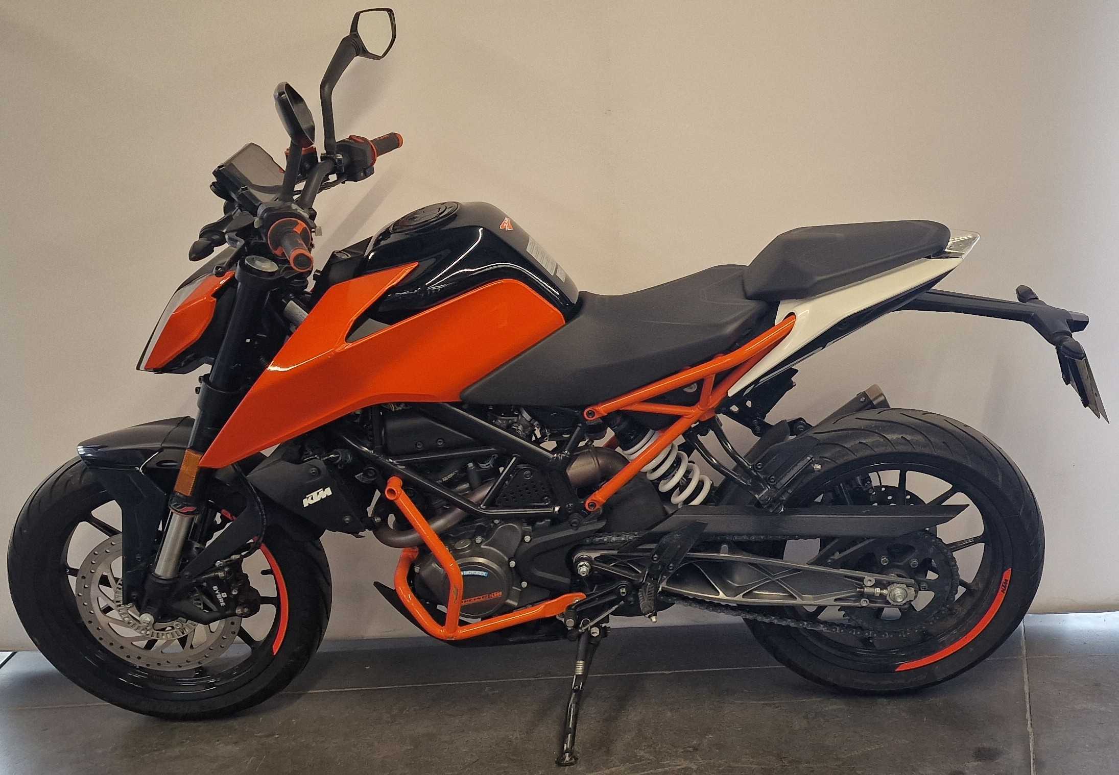 KTM 125 Duke 2019 HD vue gauche