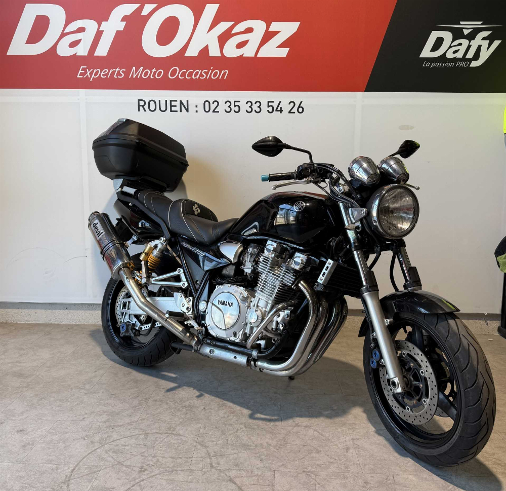 Yamaha XJR 1300 2006 vue 3/4 droite