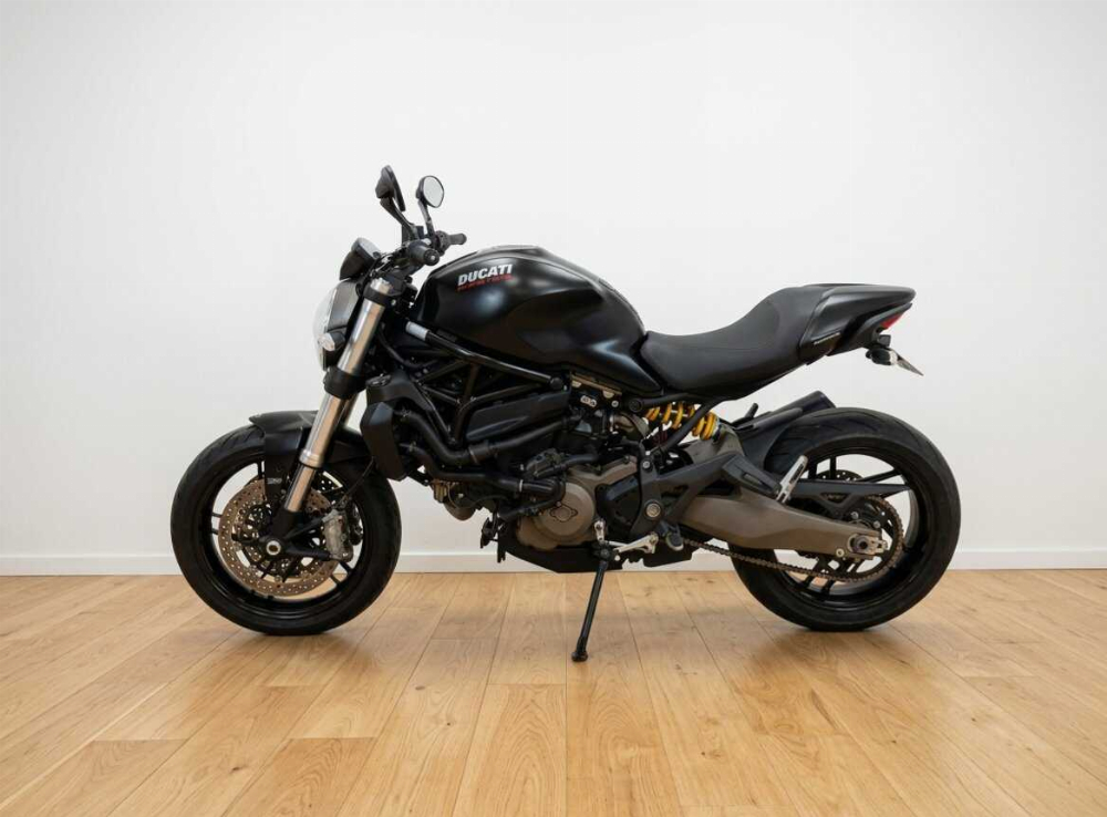 Ducati 821 Monster Dark 2015 vue gauche