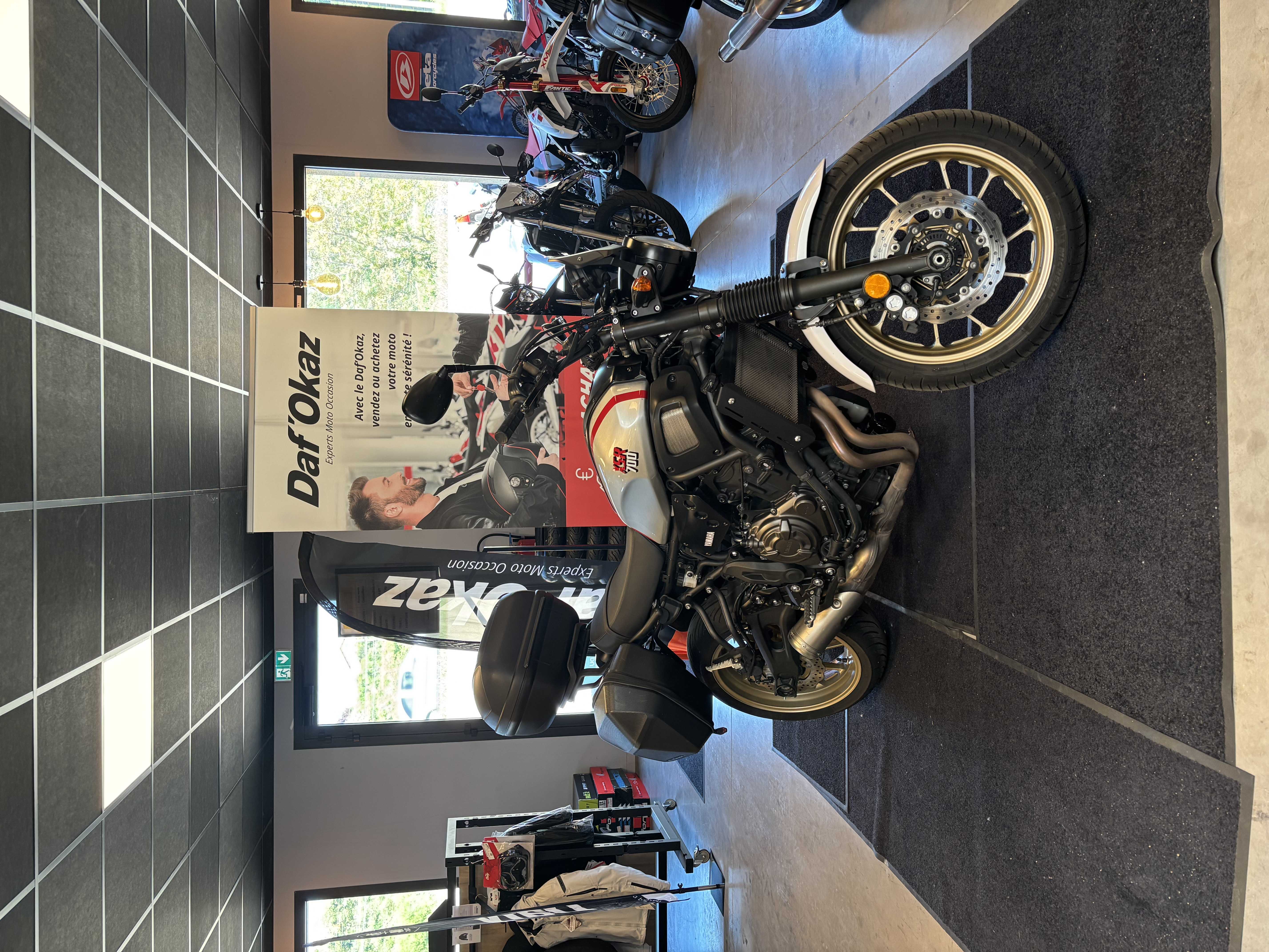 Yamaha XSR 700 XTribute 2020 HD vue 3/4 droite