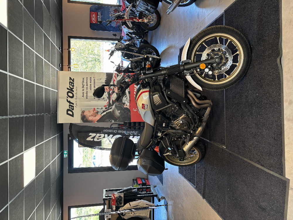 Yamaha XSR 700 XTribute 2020 vue 3/4 droite