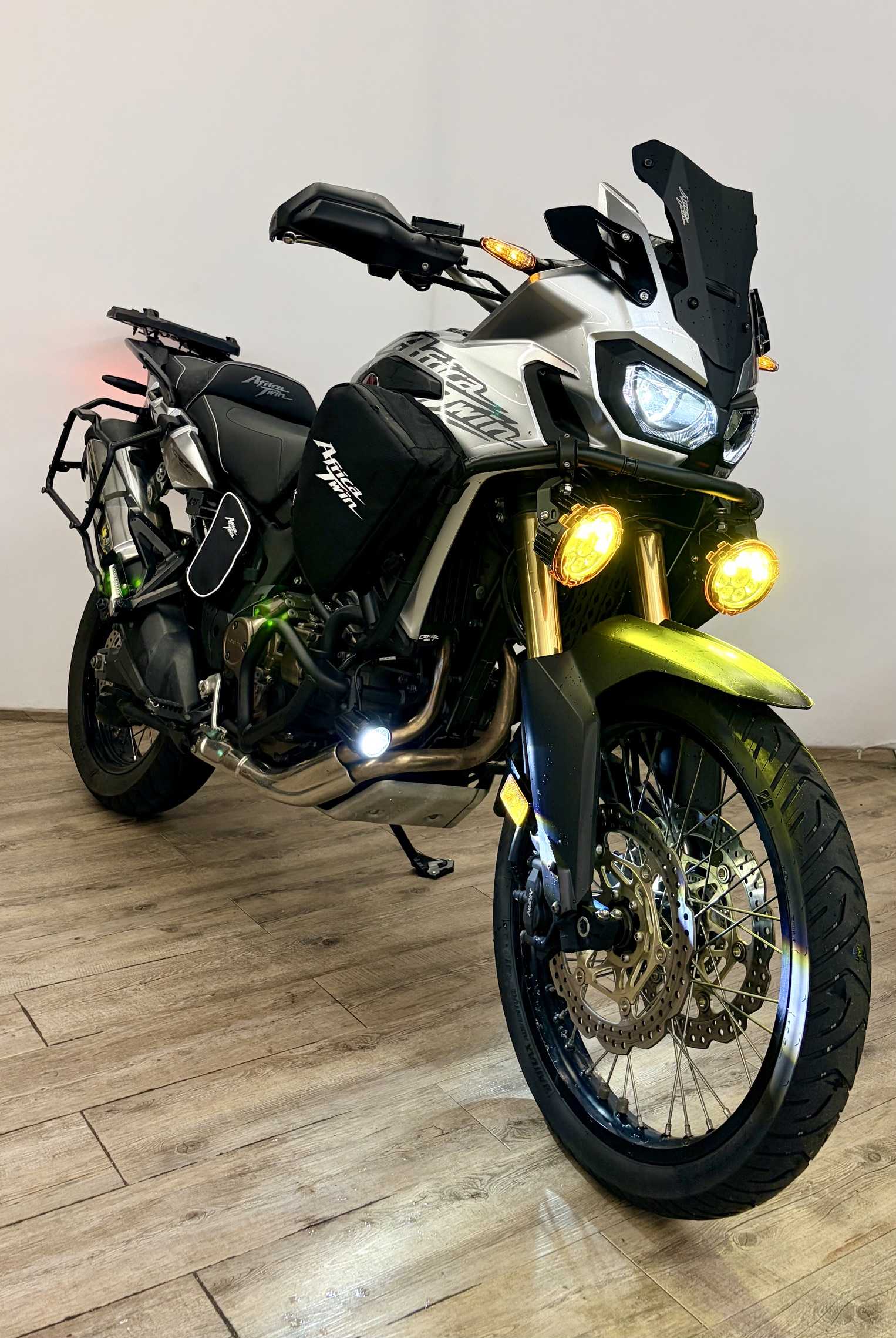 Honda CRF 1000 L Africa Twin 2016 HD vue 3/4 droite