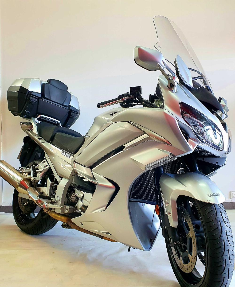 Yamaha FJR 1300 A 2017 vue 3/4 droite