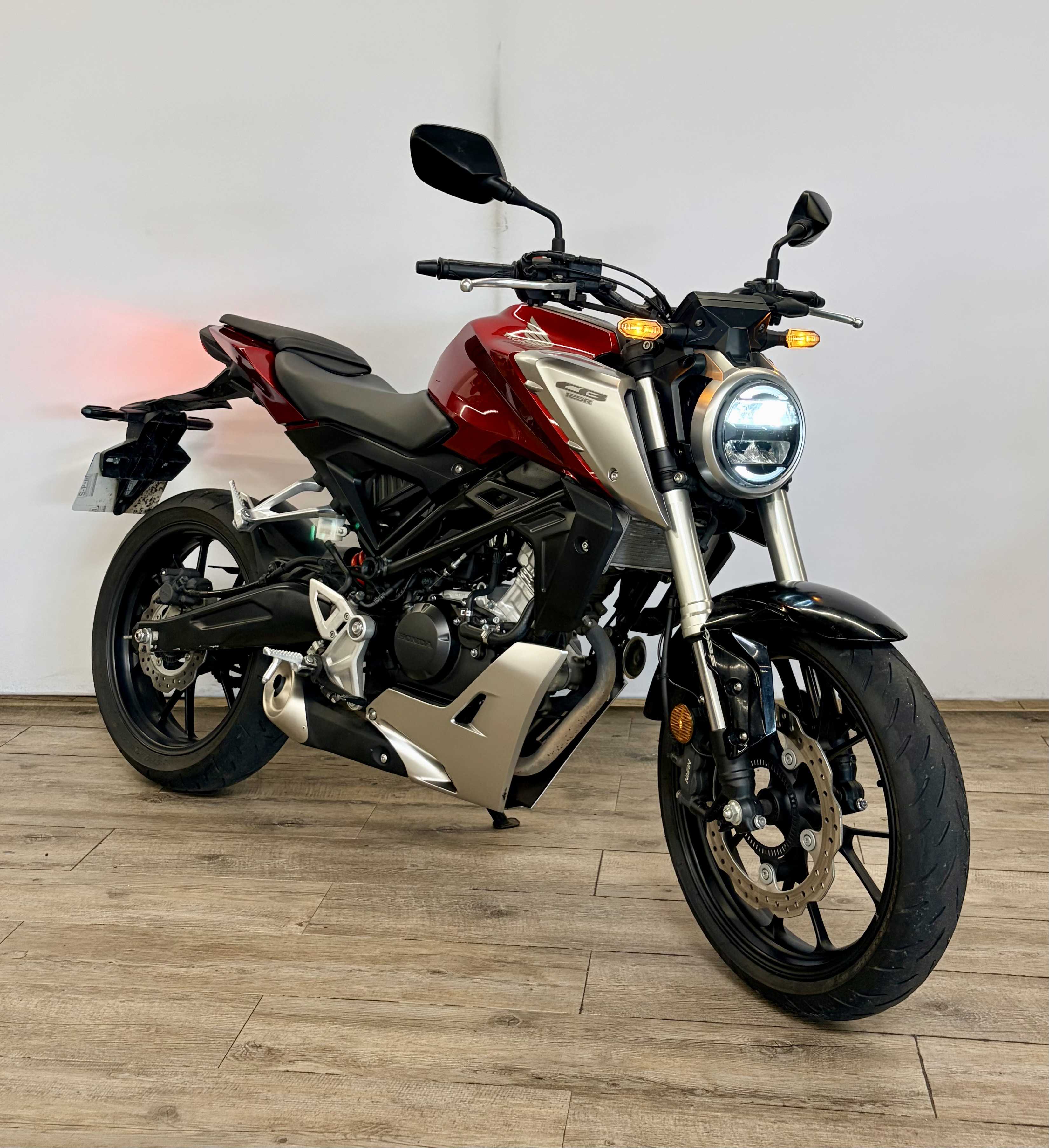 Honda CB 125 R 2018 HD vue 3/4 droite
