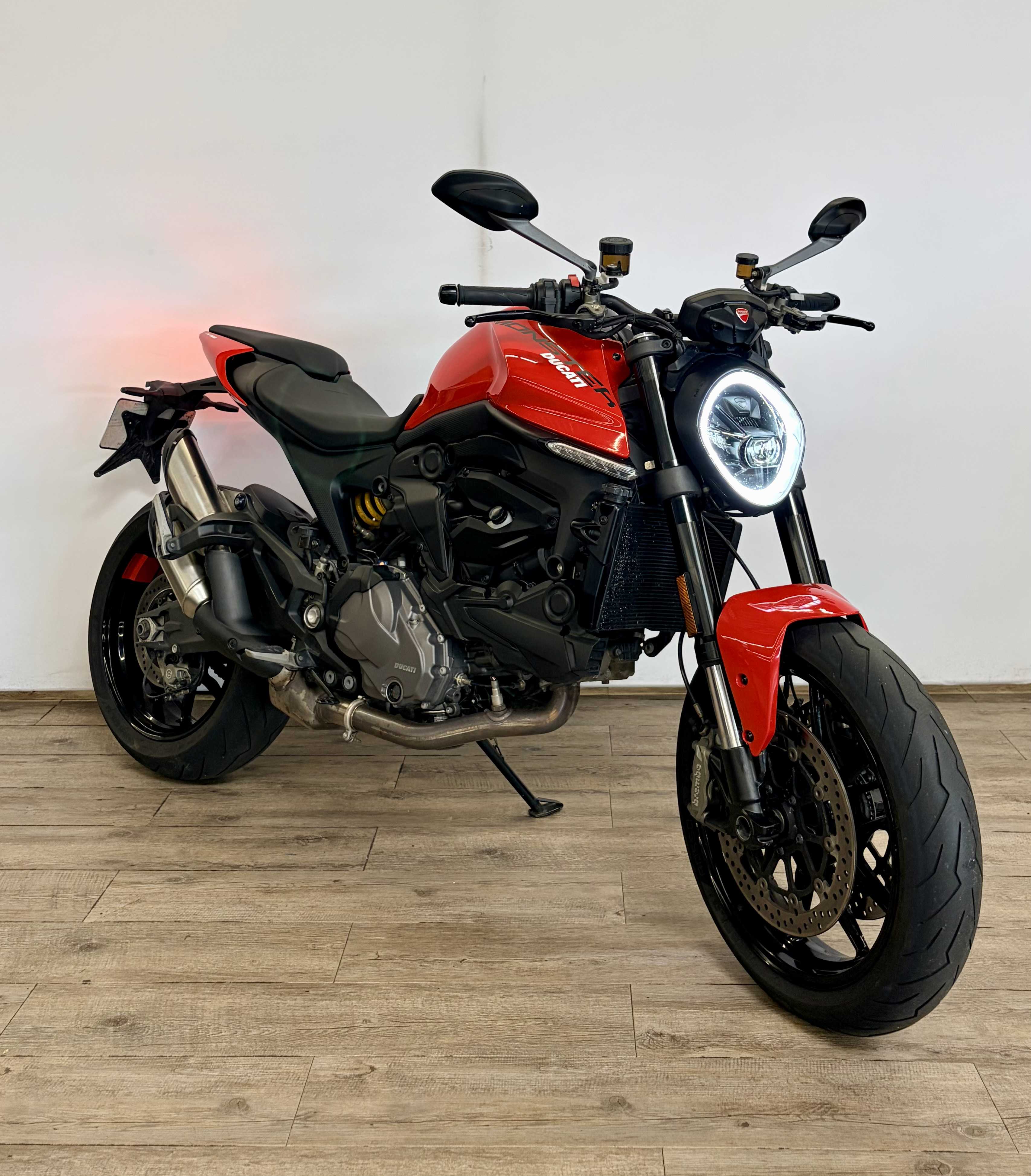 Ducati Monster 937 2023 HD vue 3/4 droite