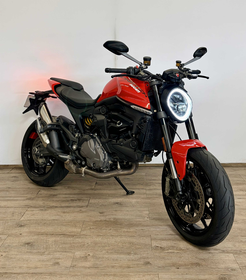 Ducati Monster 937 2023 vue 3/4 droite
