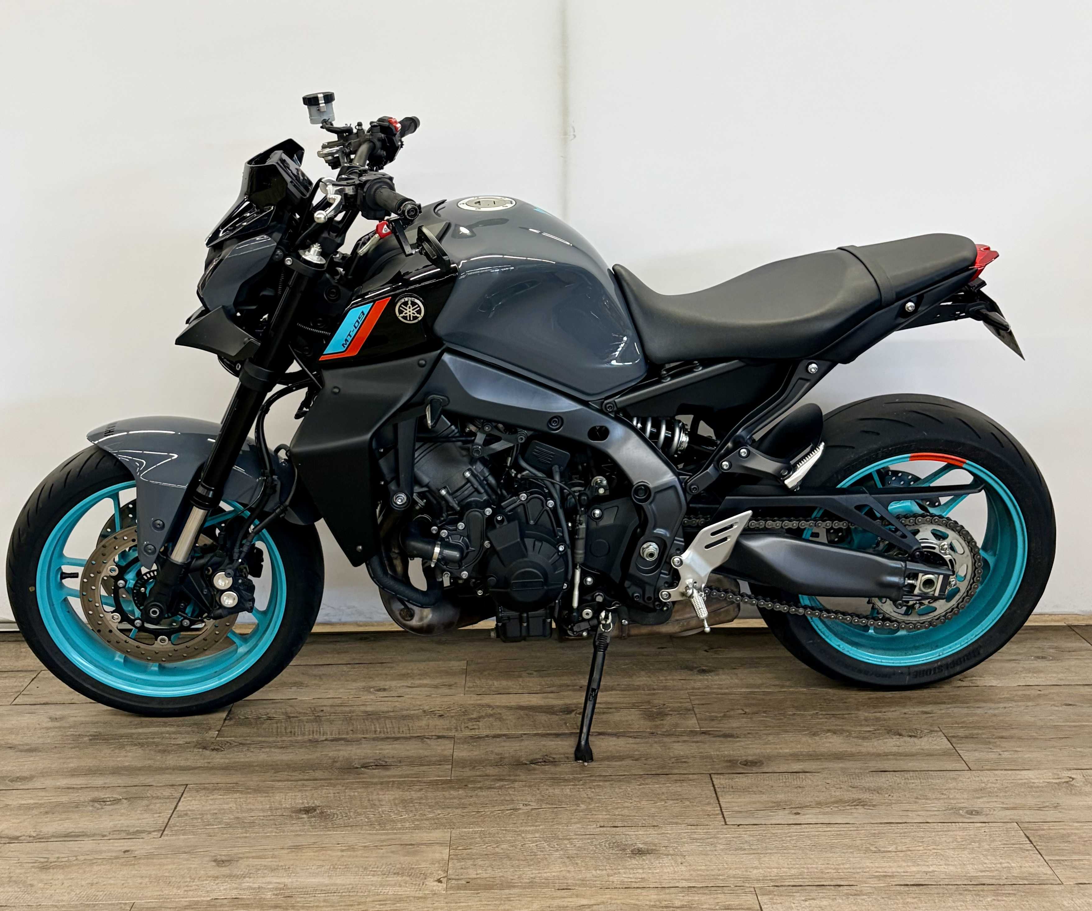 Yamaha MT-09 900 2023 HD vue gauche