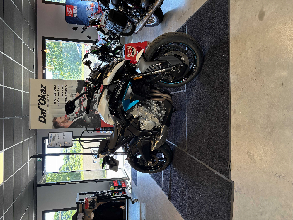 CFMOTO NK 675 2025 vue 3/4 droite