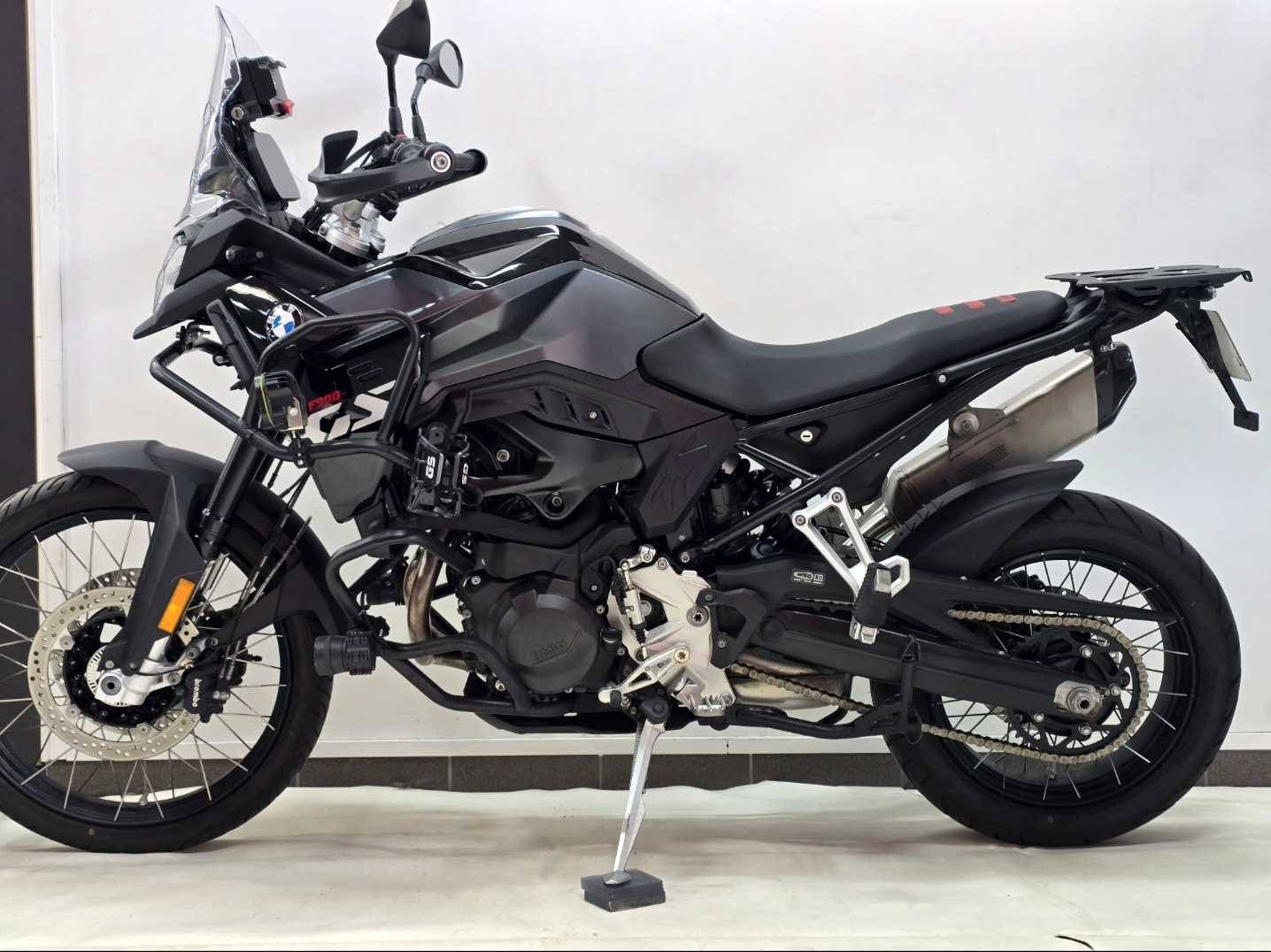 BMW f 900 gs 2024 HD vue gauche
