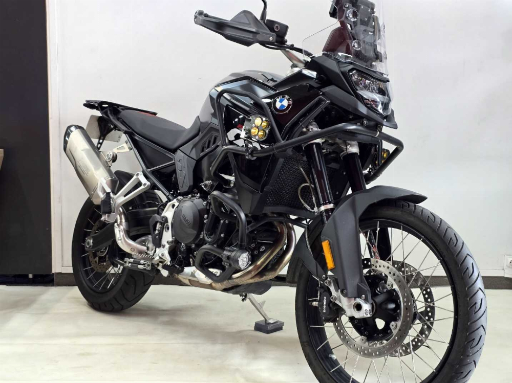 BMW f 900 gs 2024 vue 3/4 droite