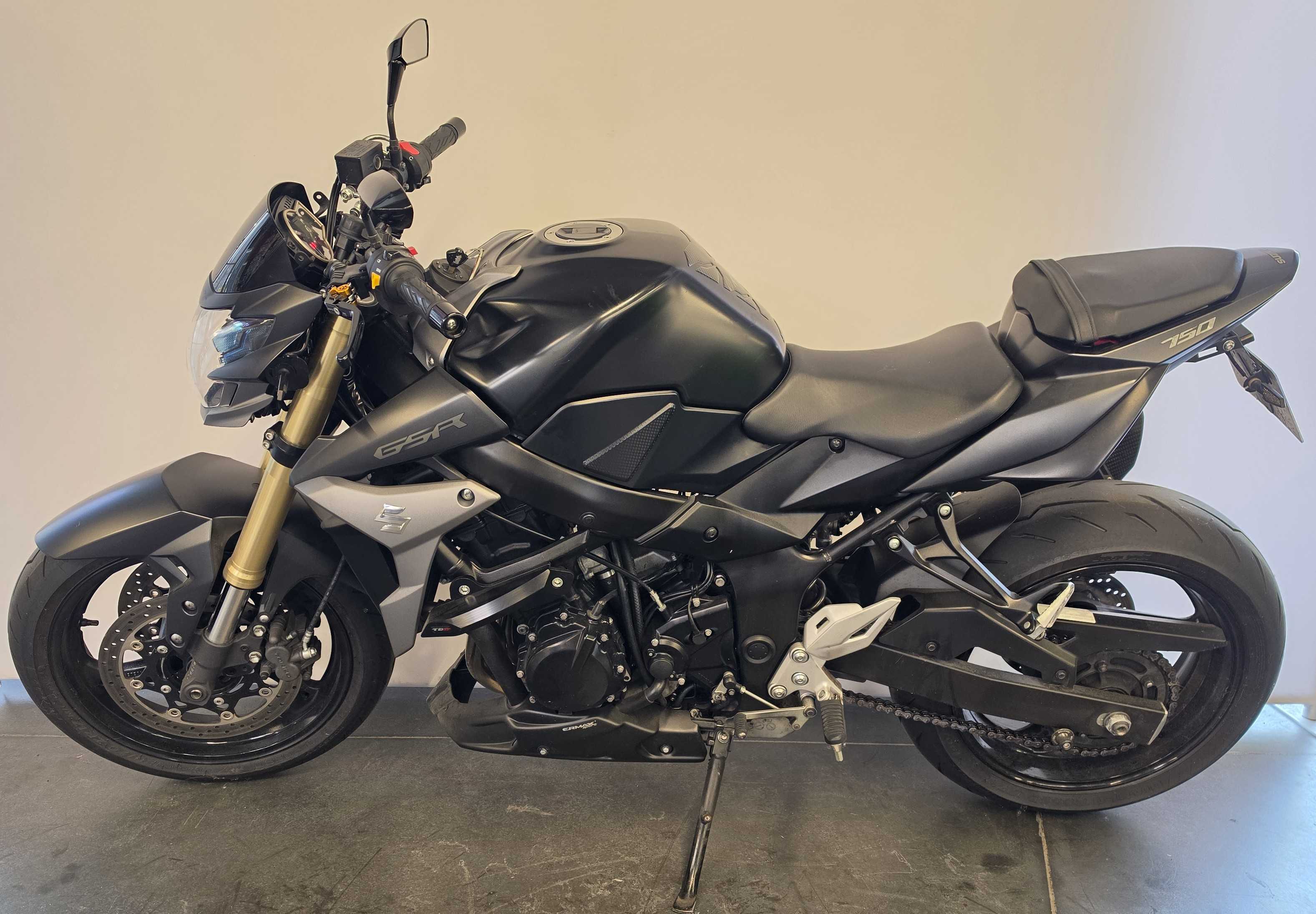 Suzuki GSR 750 2015 HD vue gauche