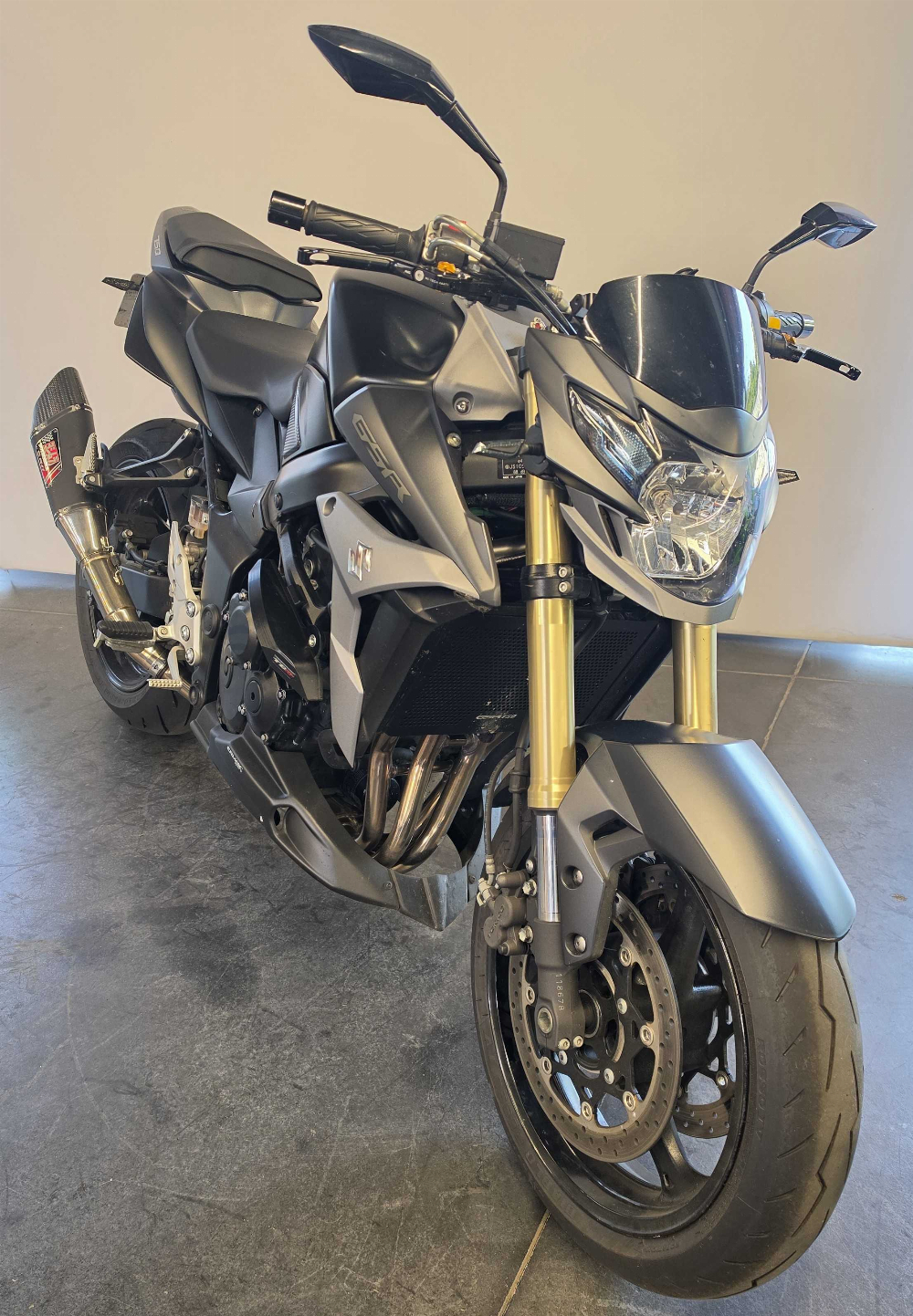 Suzuki GSR 750 2015 vue 3/4 droite