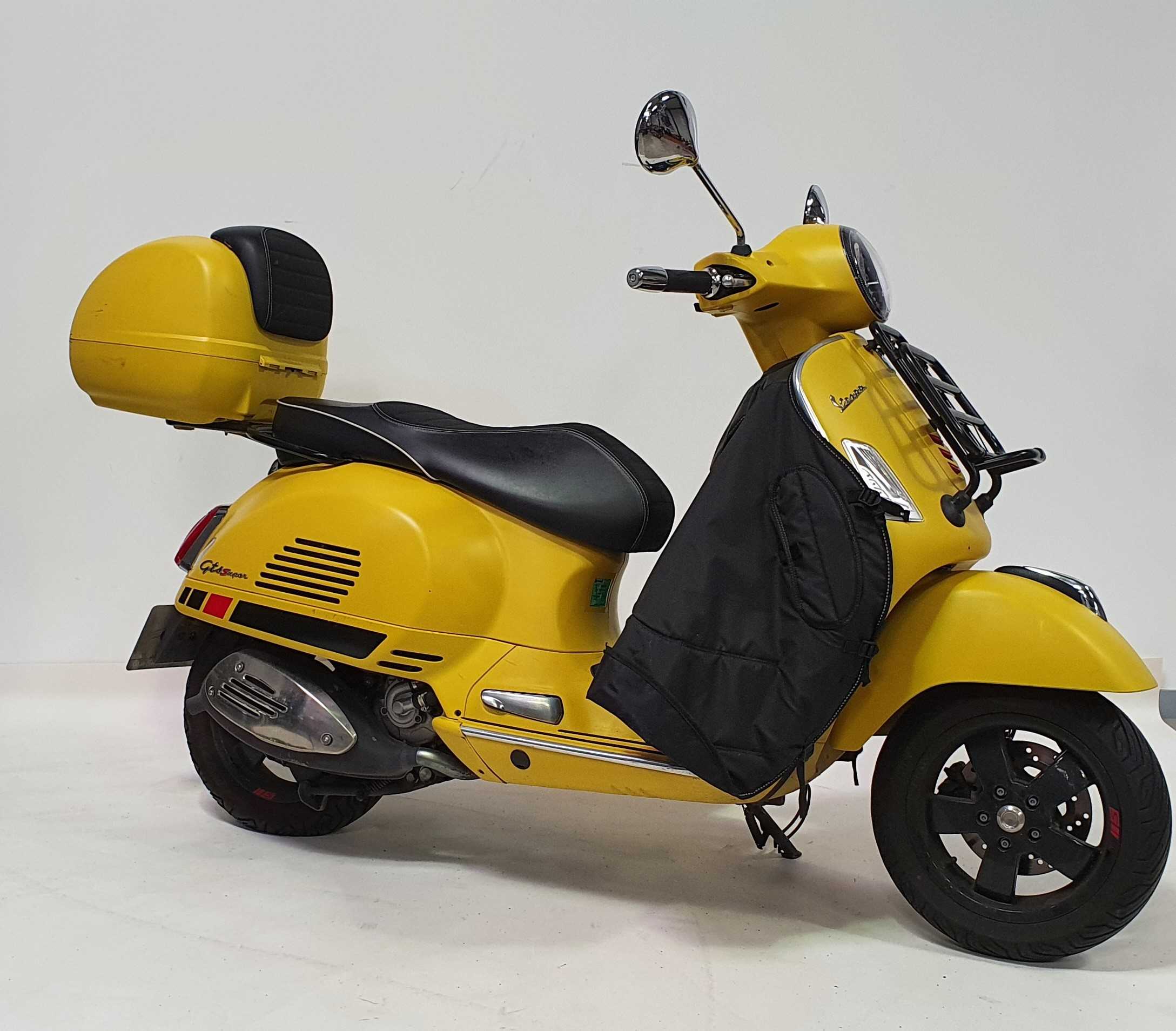 Piaggio 300 GTS 2017 HD vue 3/4 droite