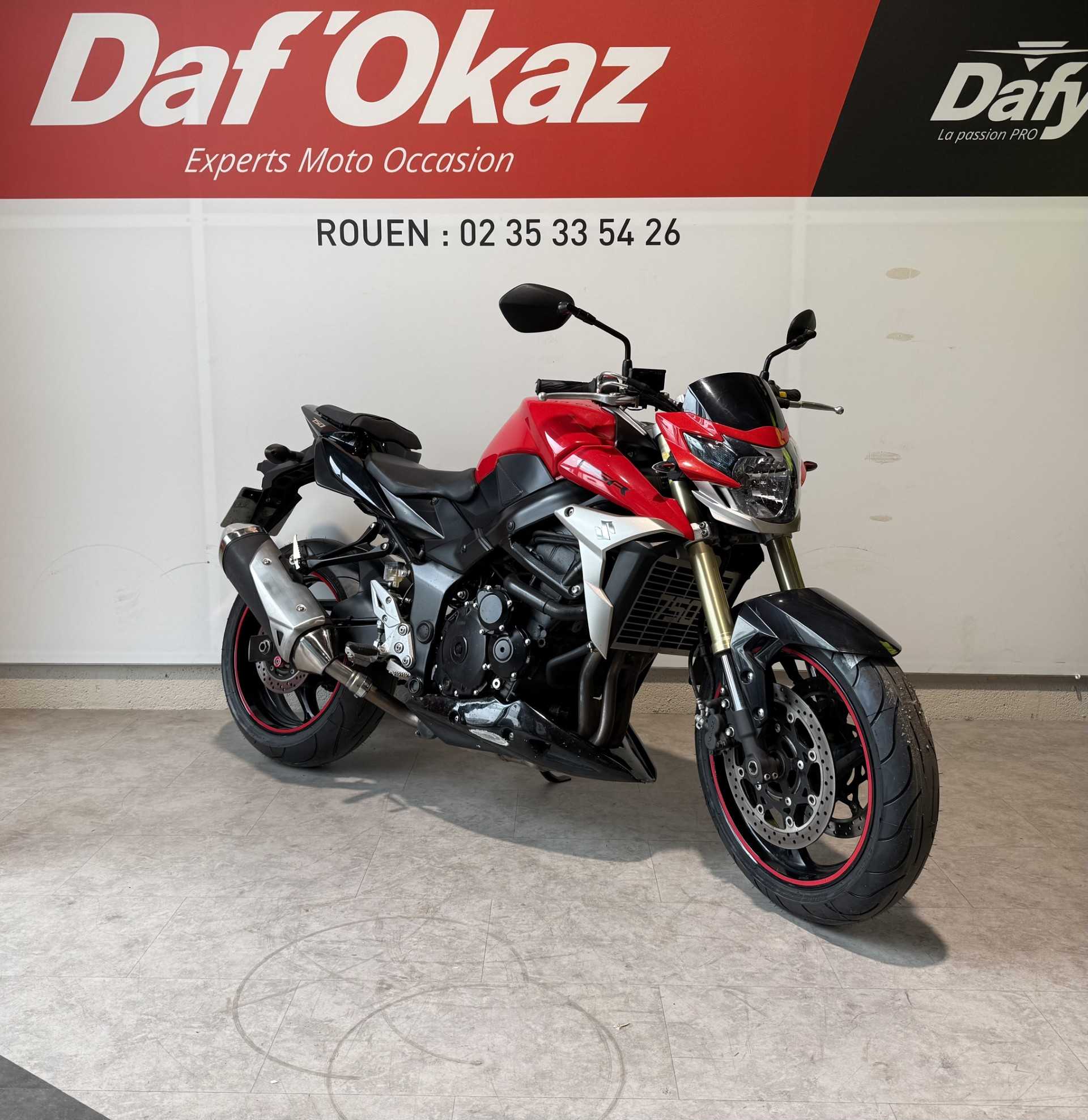Suzuki GSR 750 2012 HD vue 3/4 droite