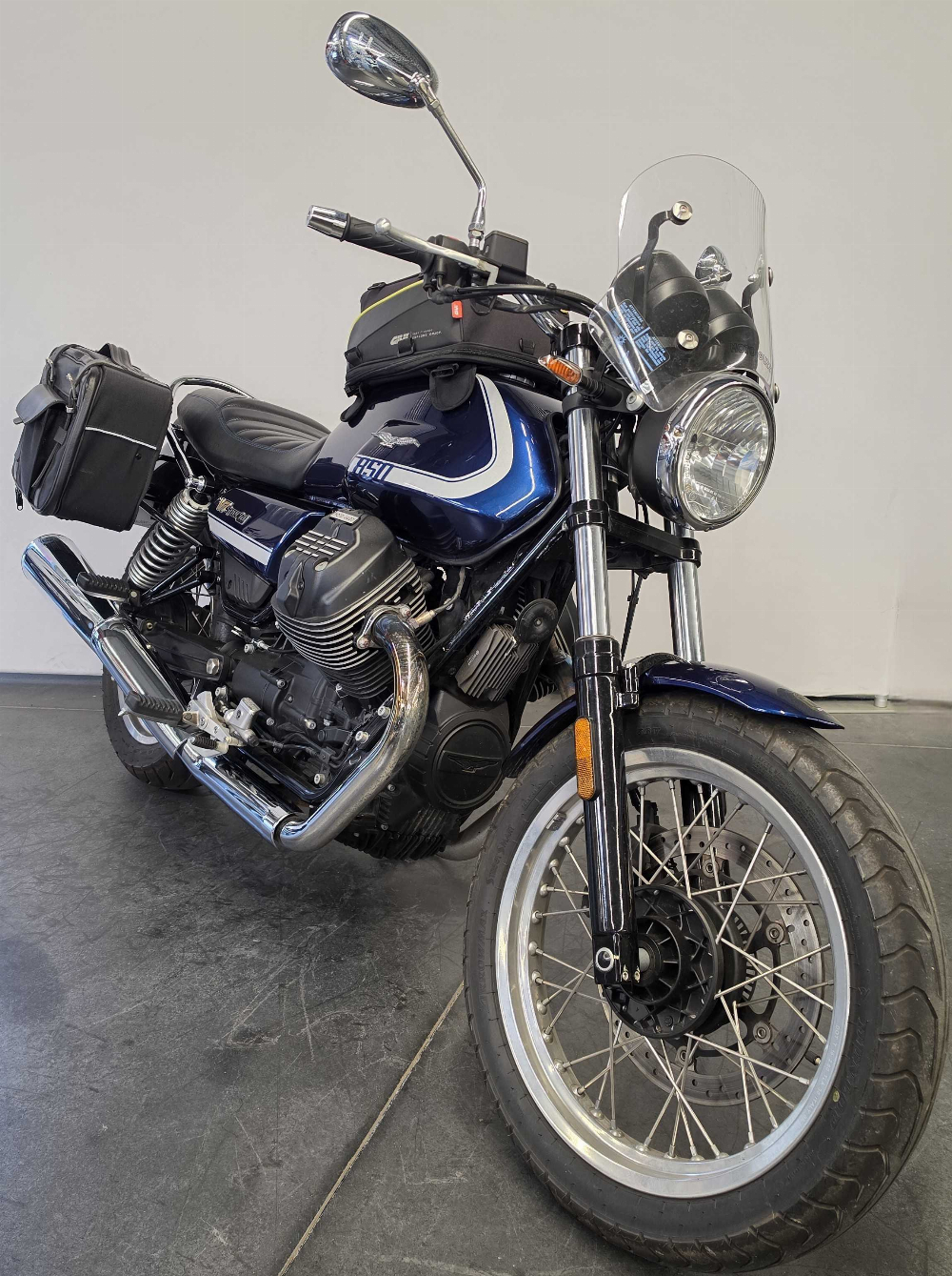 Moto Guzzi V7 IV SPECIAL 2021 vue 3/4 droite