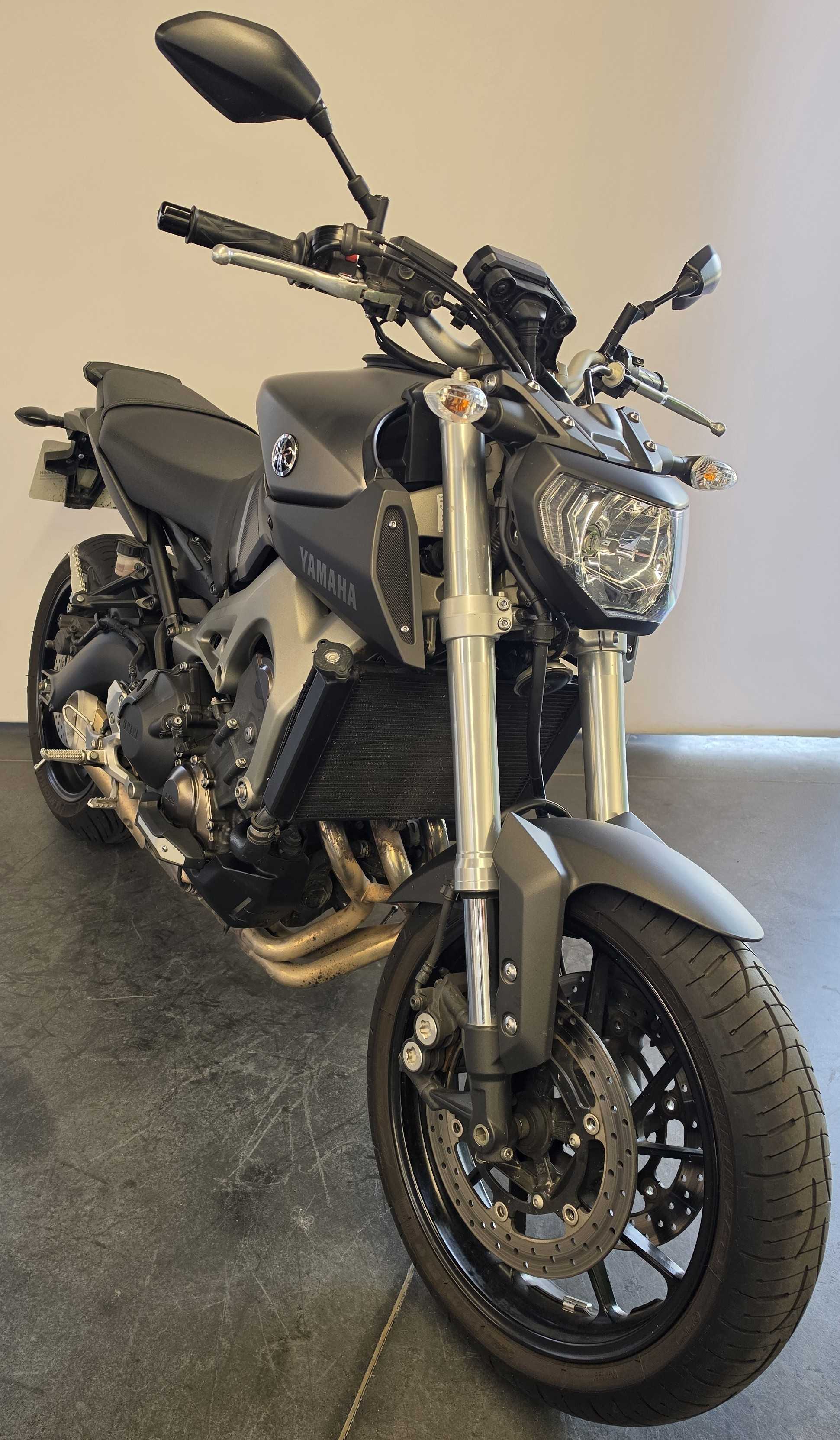 Yamaha MT-09 850 2015 HD vue 3/4 droite