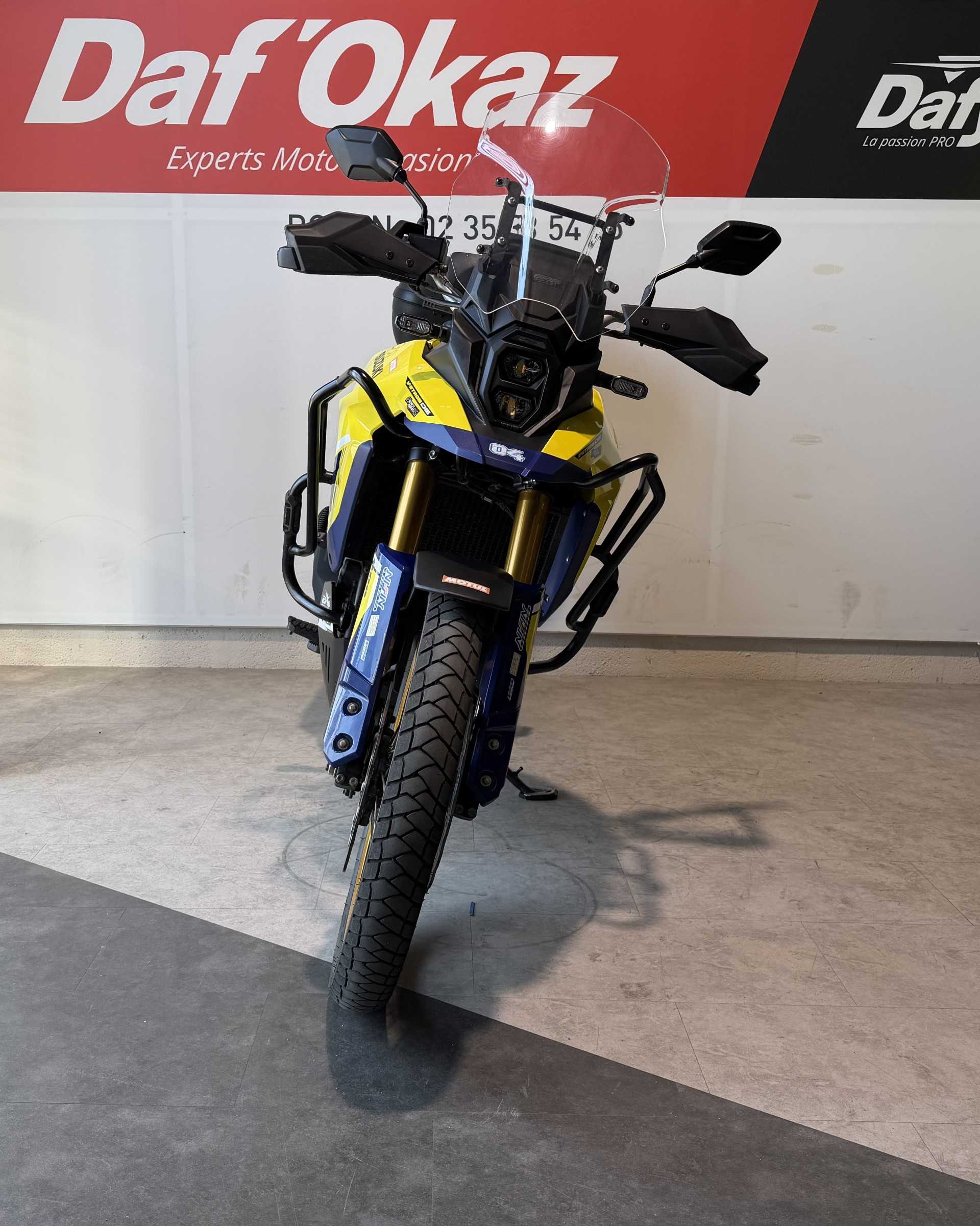 Suzuki DL 800 V-Strom DE 2023 HD vue avant