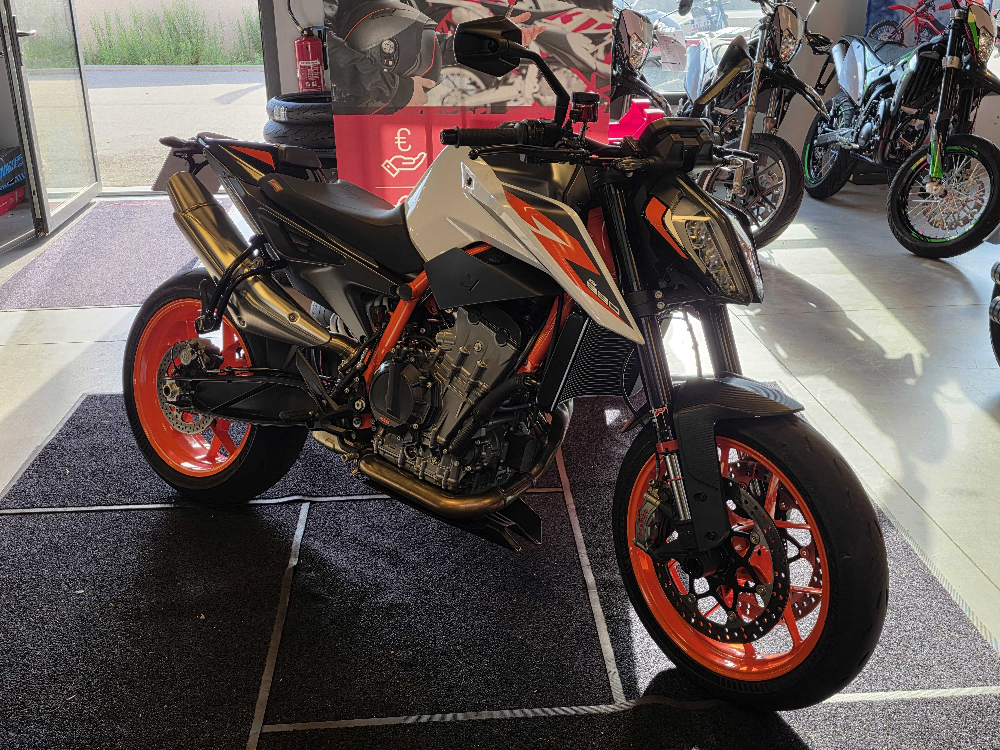 KTM 890 Duke R 2021 vue 3/4 droite