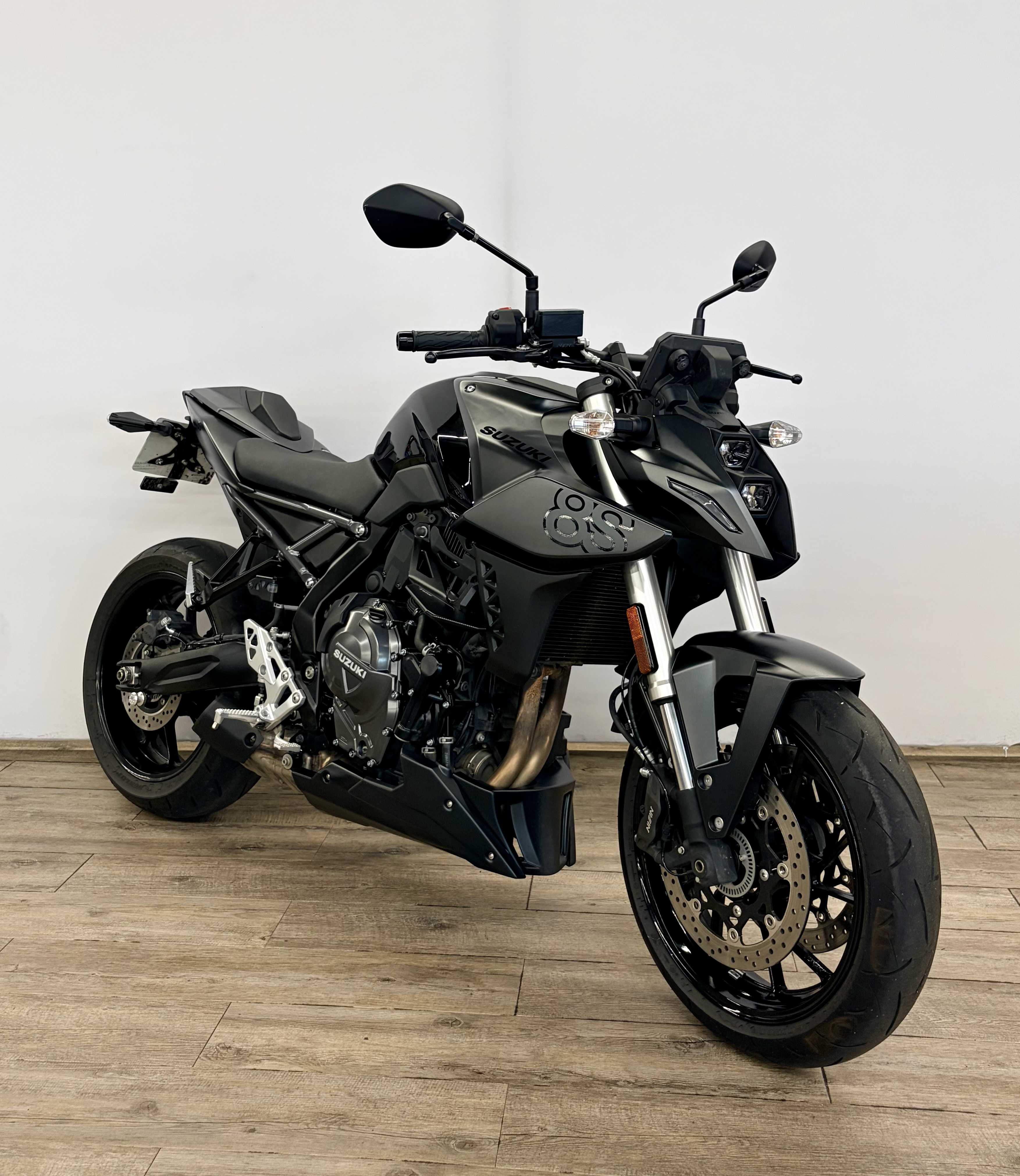 Suzuki GSX 800 8S 2023 HD vue 3/4 droite