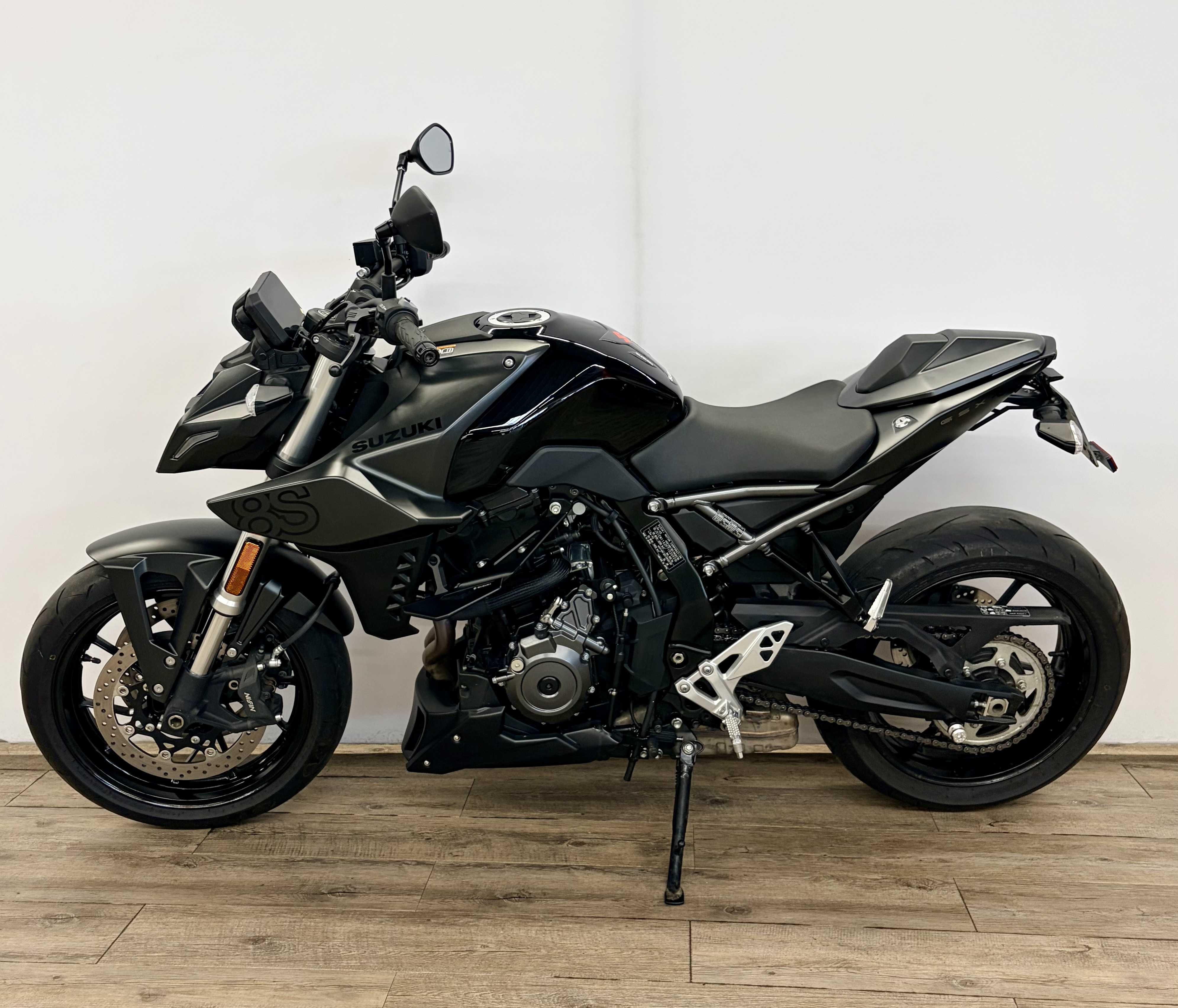 Suzuki GSX 800 8S 2023 HD vue gauche