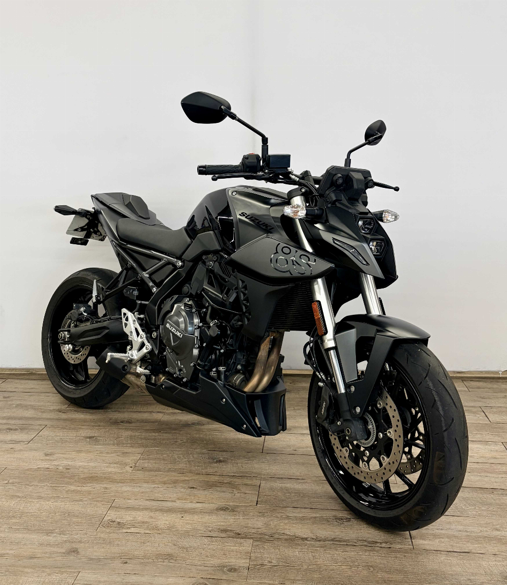 Suzuki GSX 800 8S 2023 vue 3/4 droite