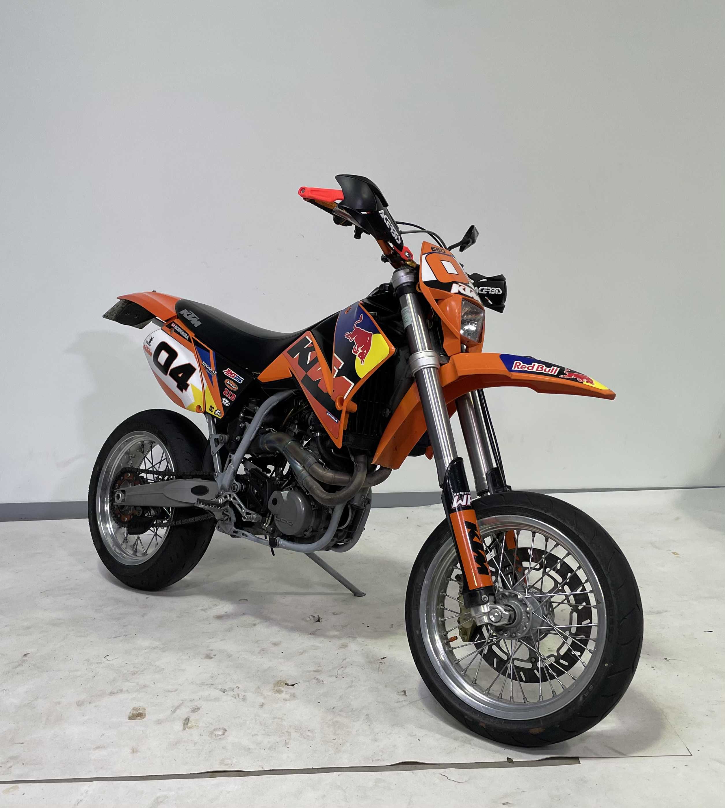 KTM 660 SMC 2004 HD vue 3/4 droite