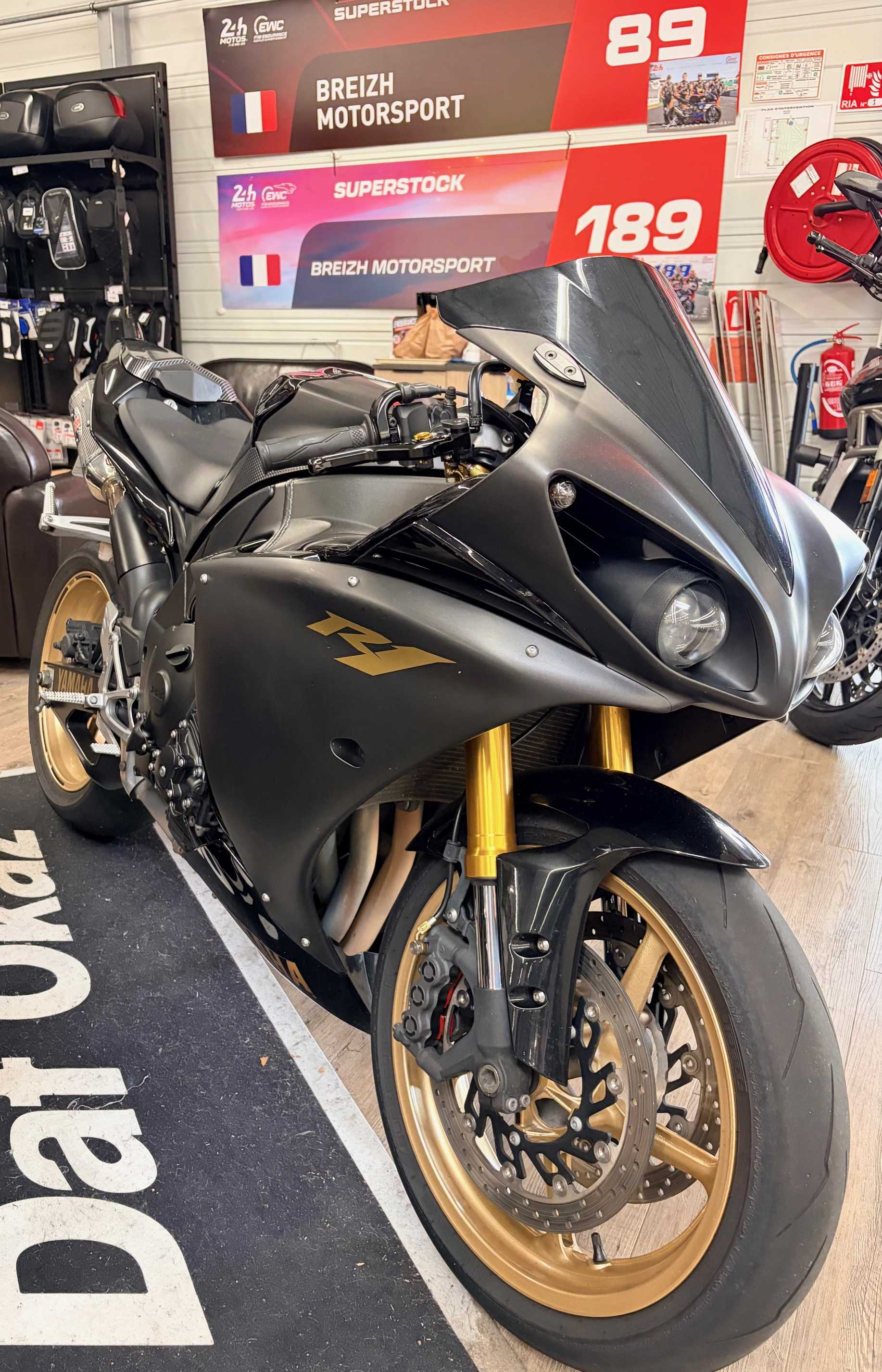 Yamaha YZF 1000 R1 2010 HD vue 3/4 droite