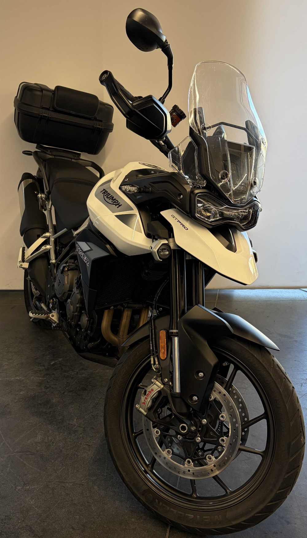Triumph 900 Tiger GT Pro 2022 vue 3/4 droite