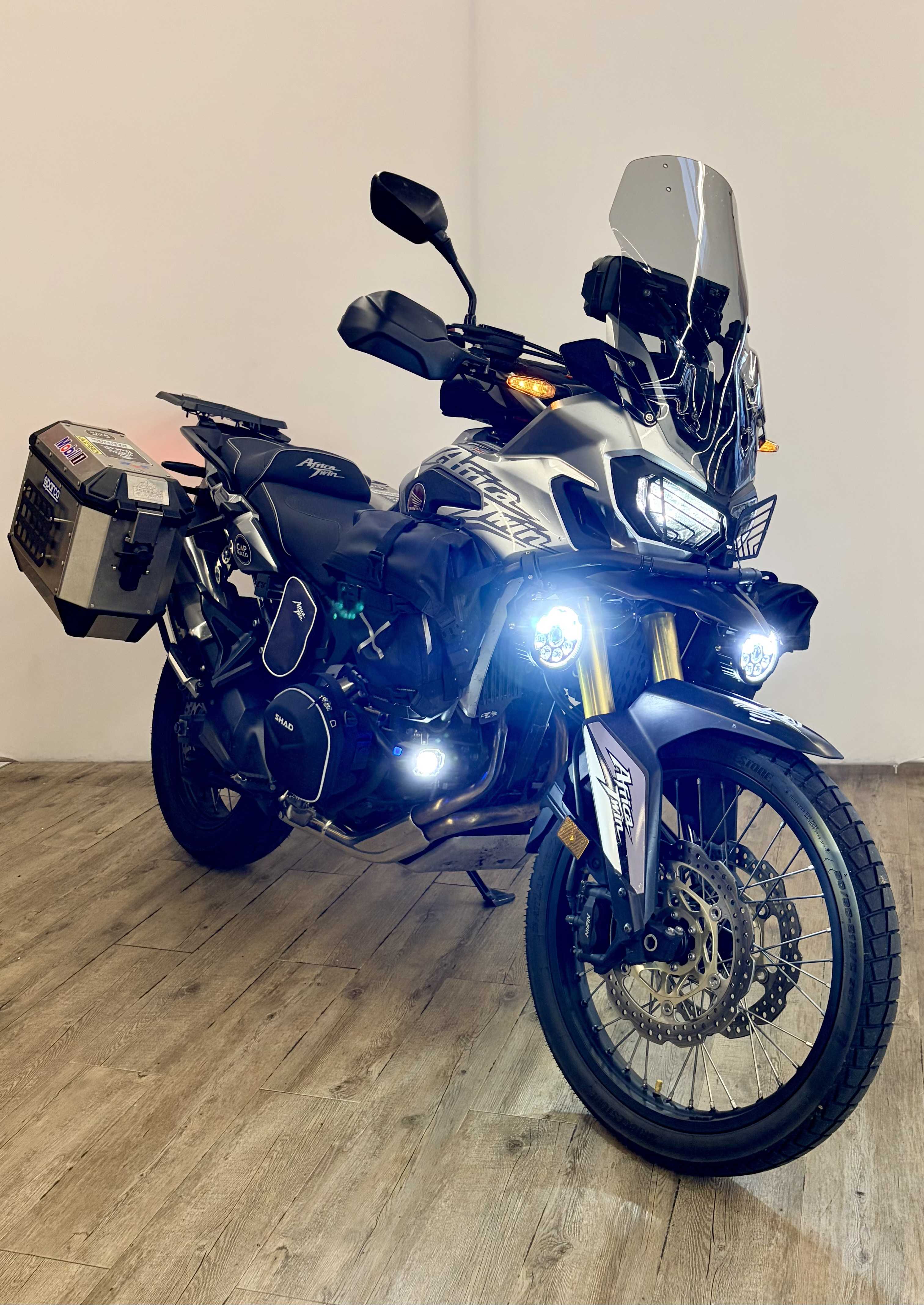 Honda CRF 1000 L Africa Twin 2016 HD vue 3/4 droite