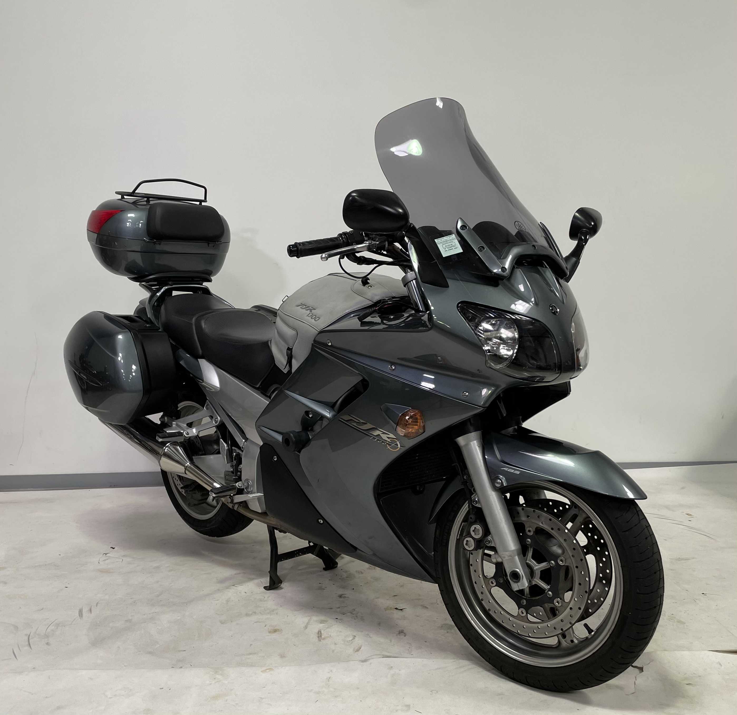 Yamaha FJR1300 2005 HD vue 3/4 droite