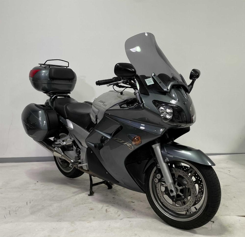 Yamaha FJR1300 2005 vue 3/4 droite