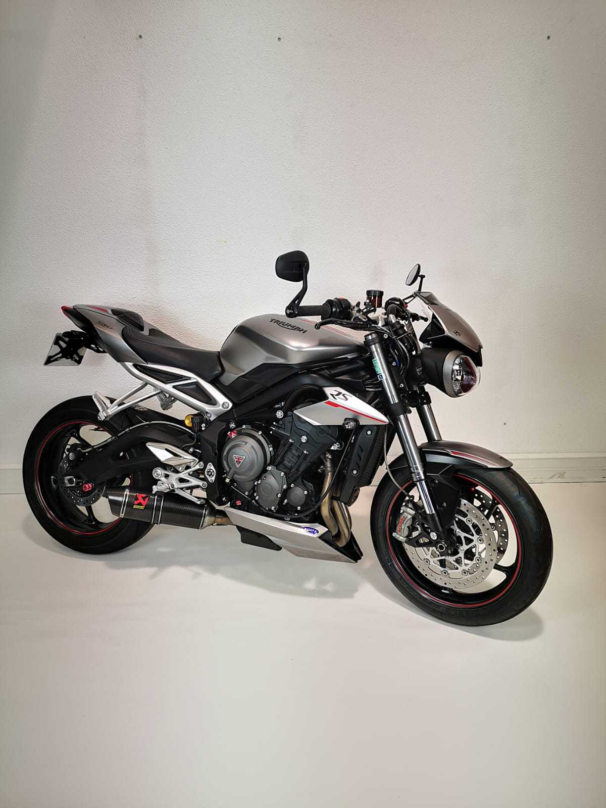 Triumph Street triple RS 2018 HD vue 3/4 droite