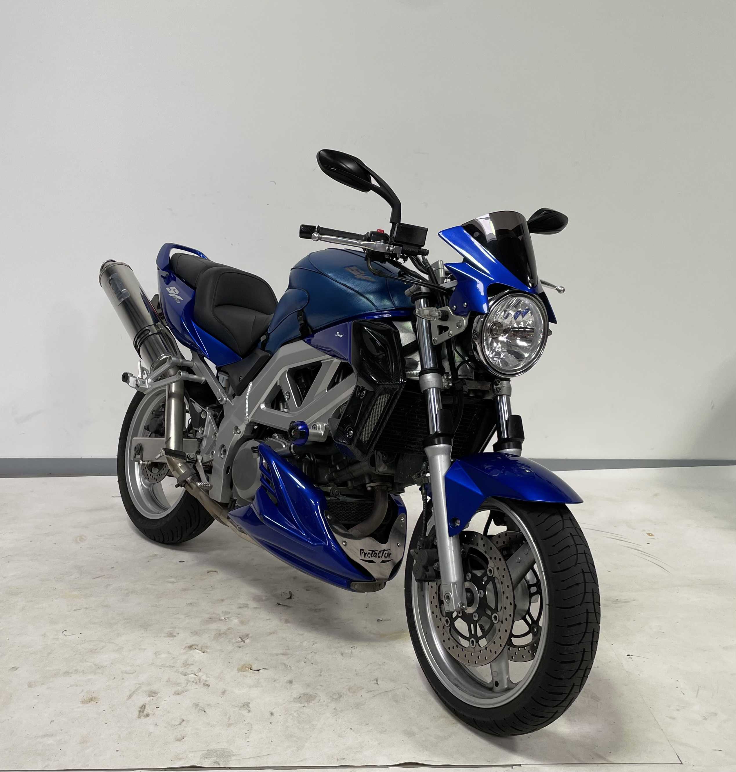 Suzuki SV 650 N 2004 HD vue 3/4 droite