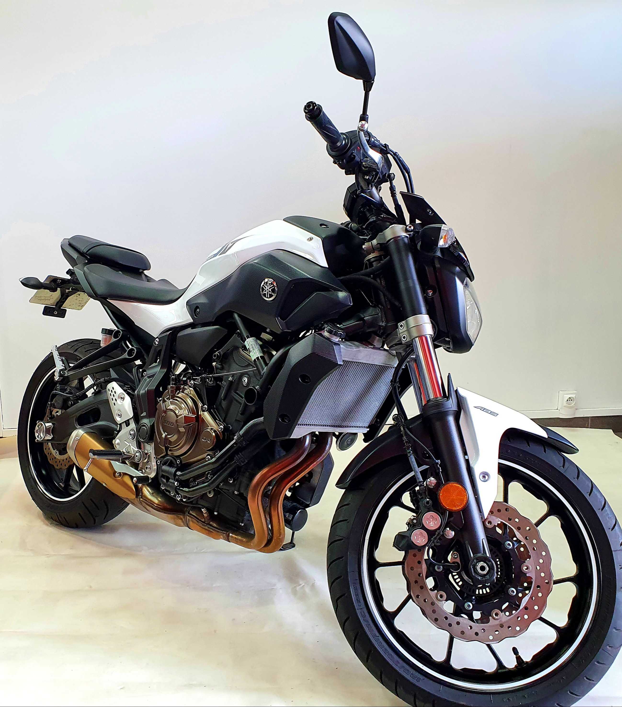 Yamaha MT-07700 ABS 2017 HD vue 3/4 droite