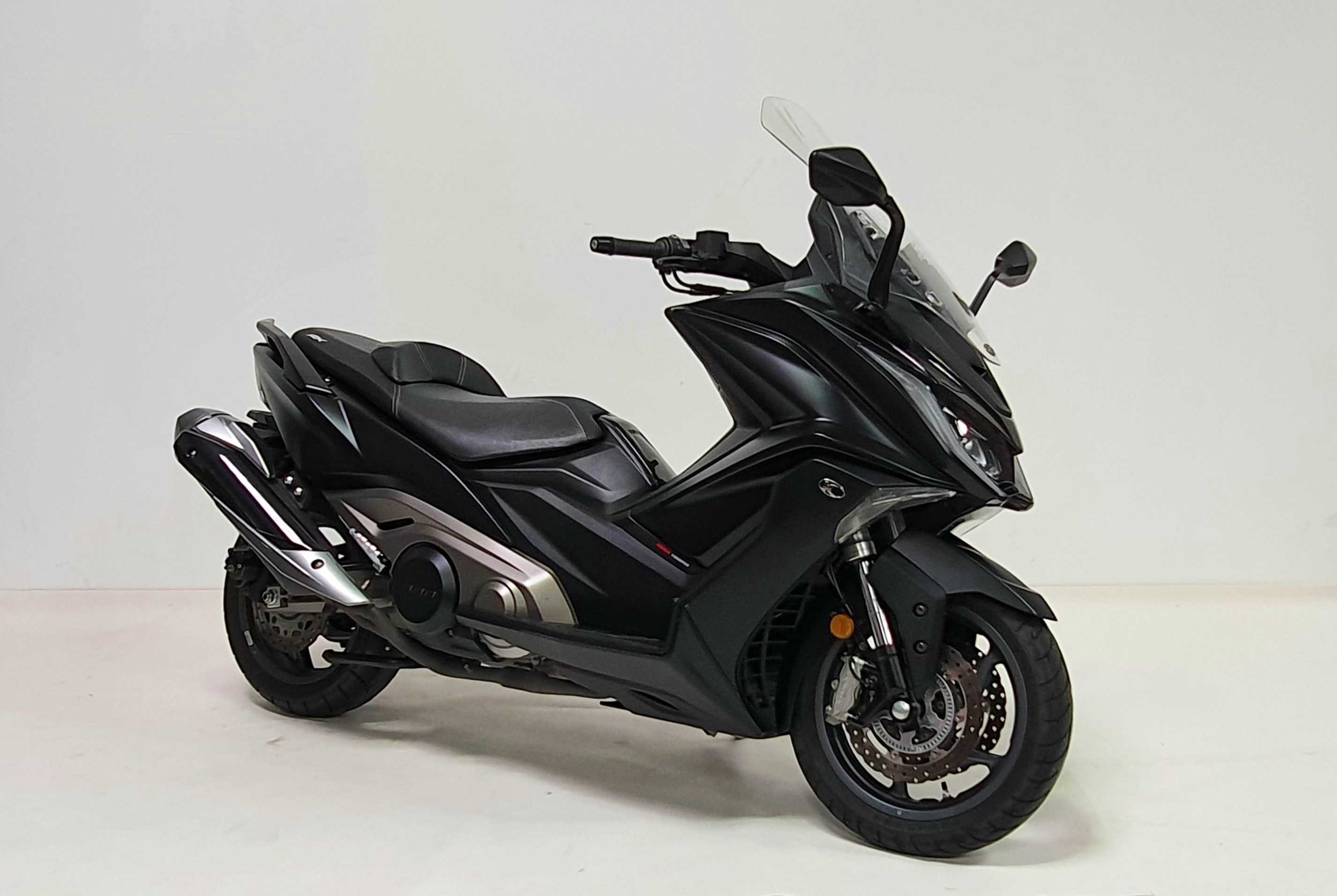 Kymco AK 550 2017 HD vue 3/4 droite