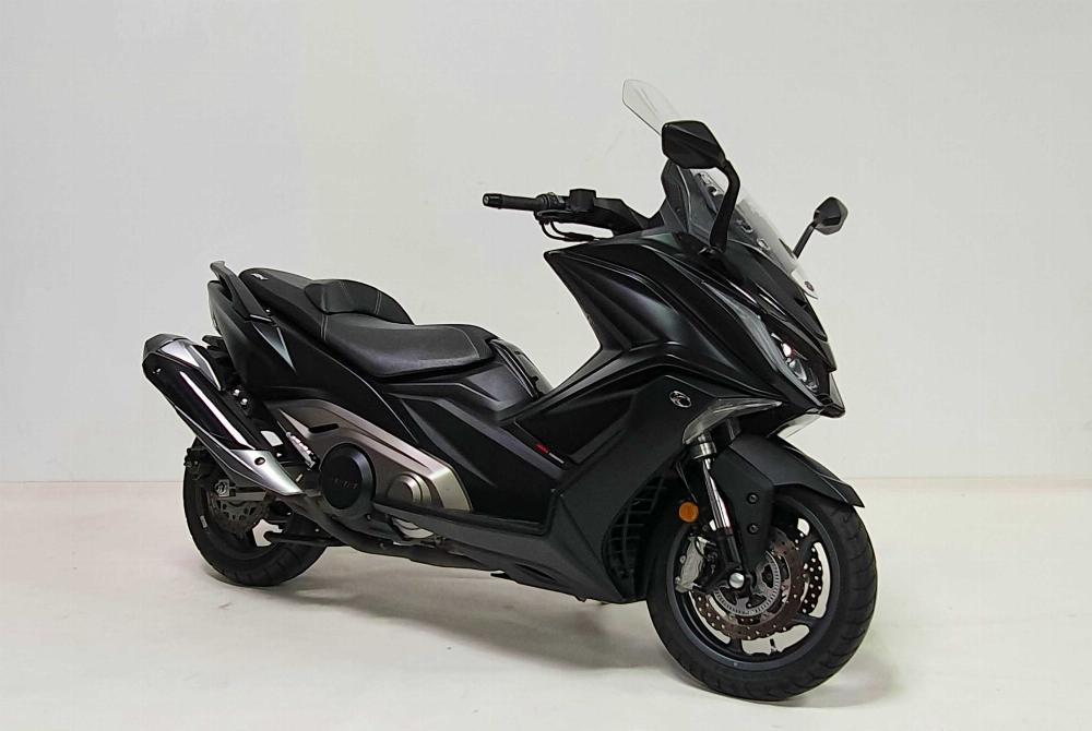 Kymco AK 550 2017 vue 3/4 droite