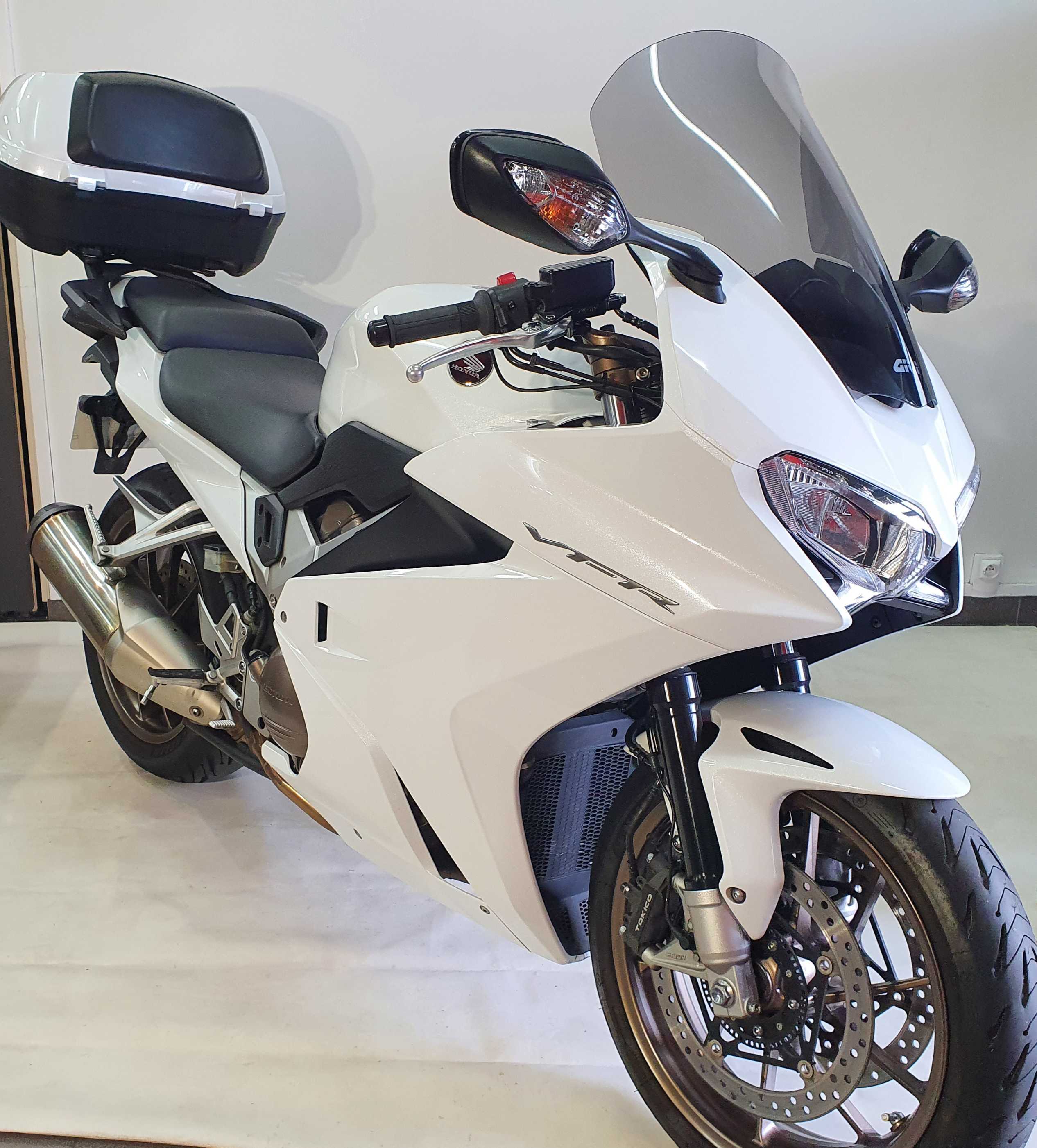 Honda VFR 800 F RC79 2014 HD vue 3/4 droite